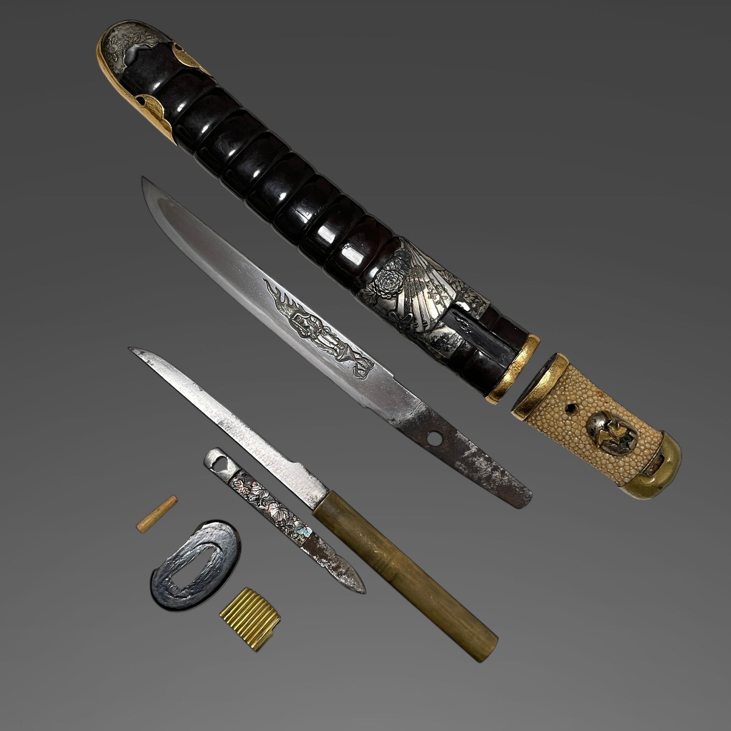 HORIMONO 彫物 Tanto, Fudo-Myoo 不動明王, with Kozuka Kogai, Edo period mumei