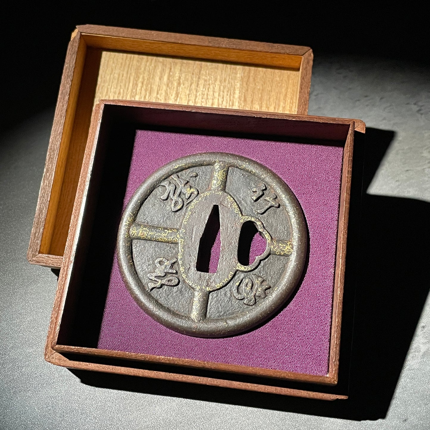 薩摩十字鍔 (Satsuma Cross TSUBA), Iron back, Edo period, with Otoshi-Bako