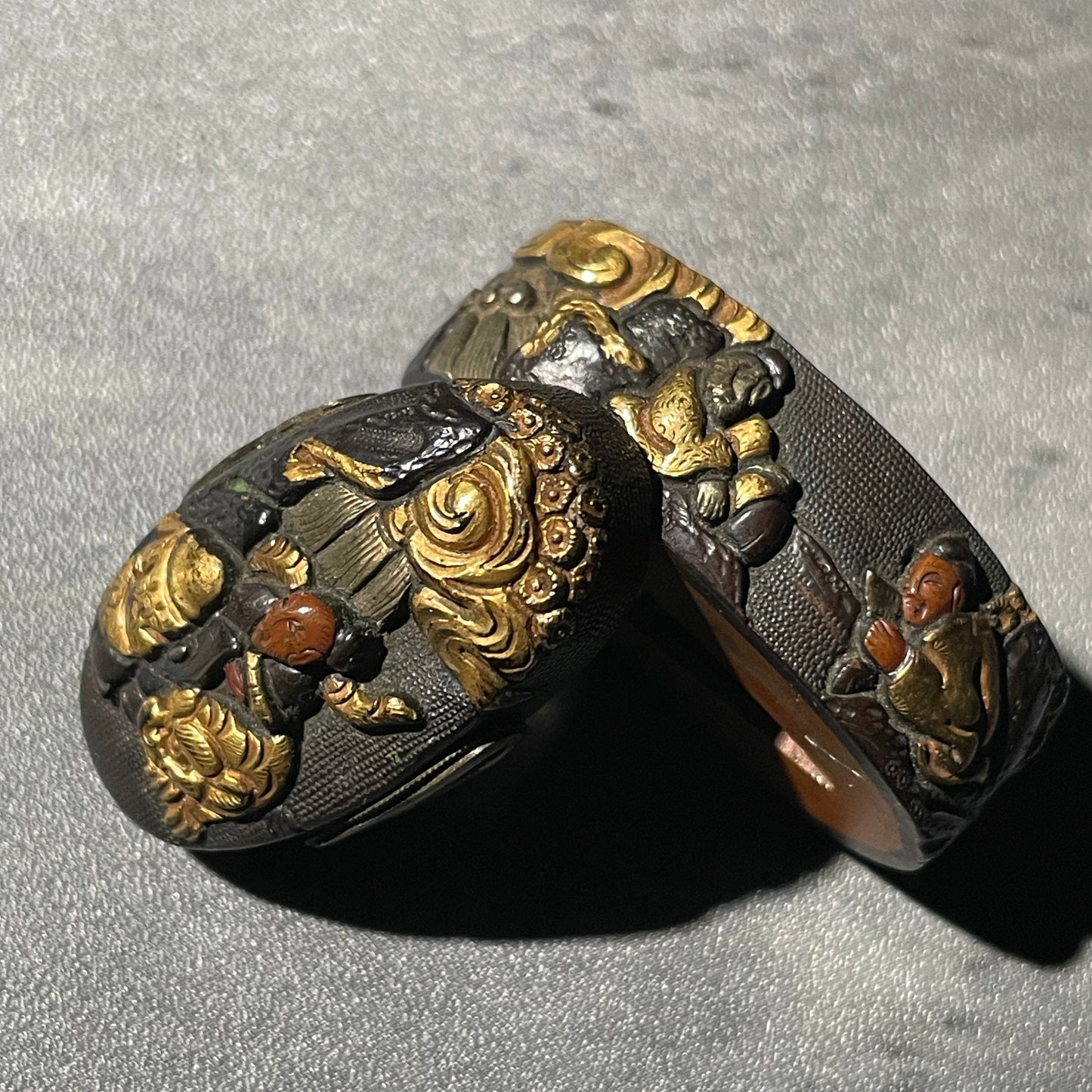 唐人物 (Tojinbutsu) Fuchikashira, Shakudo back, Edo period