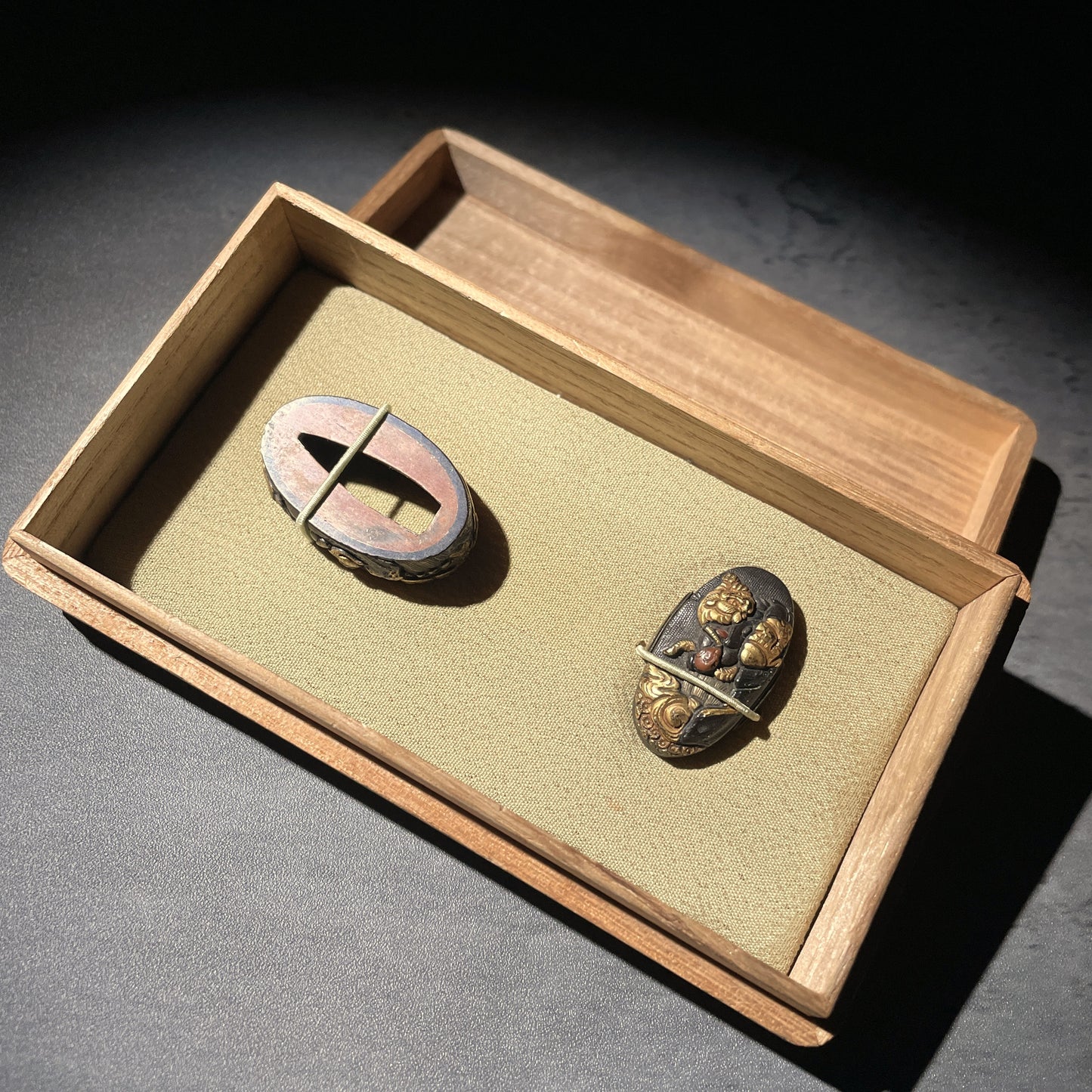 唐人物 (Tojinbutsu) Fuchikashira, Shakudo back, Edo period