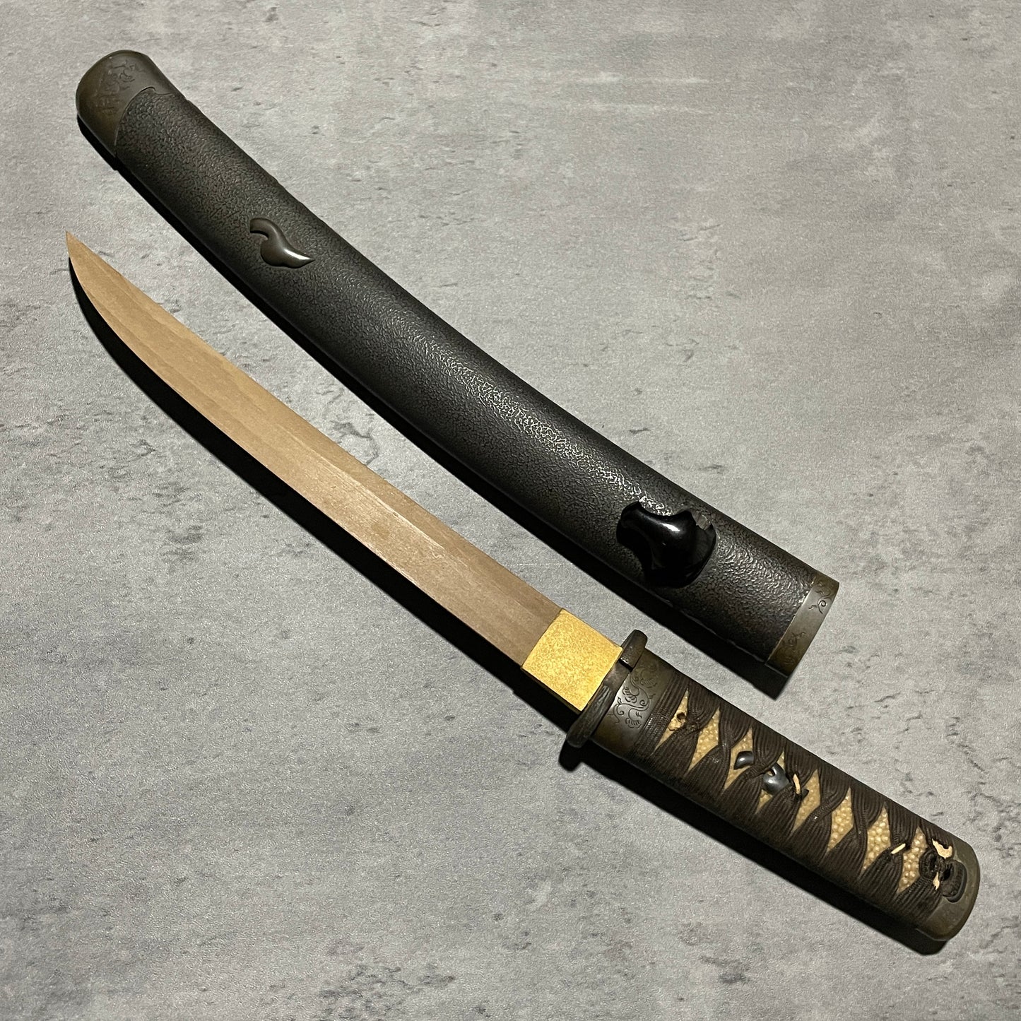 Tanto Koshirae 短刀拵, Karakusa Fittings 唐草文様一作金具, Shibuichi 四分一, with Kozuka