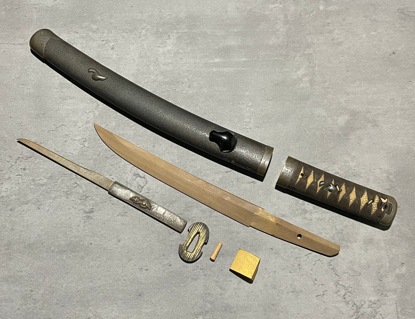 Tanto Koshirae 短刀拵, Karakusa Fittings 唐草文様一作金具, Shibuichi 四分一, with Kozuka