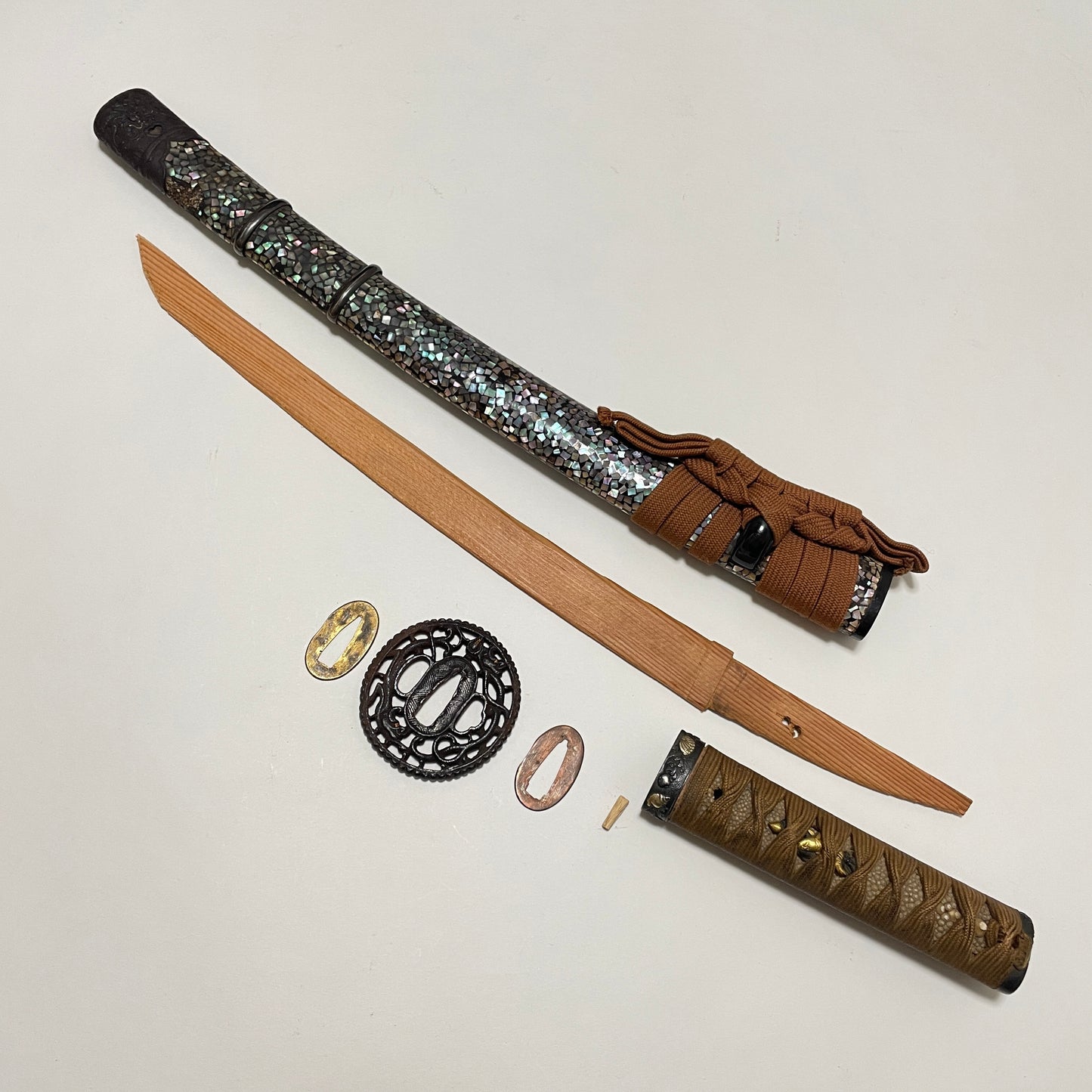 Raden Wakizashi Koshirae 螺鈿脇差拵, Dragon Kojiri, Shell Fuchikashira, Edo period