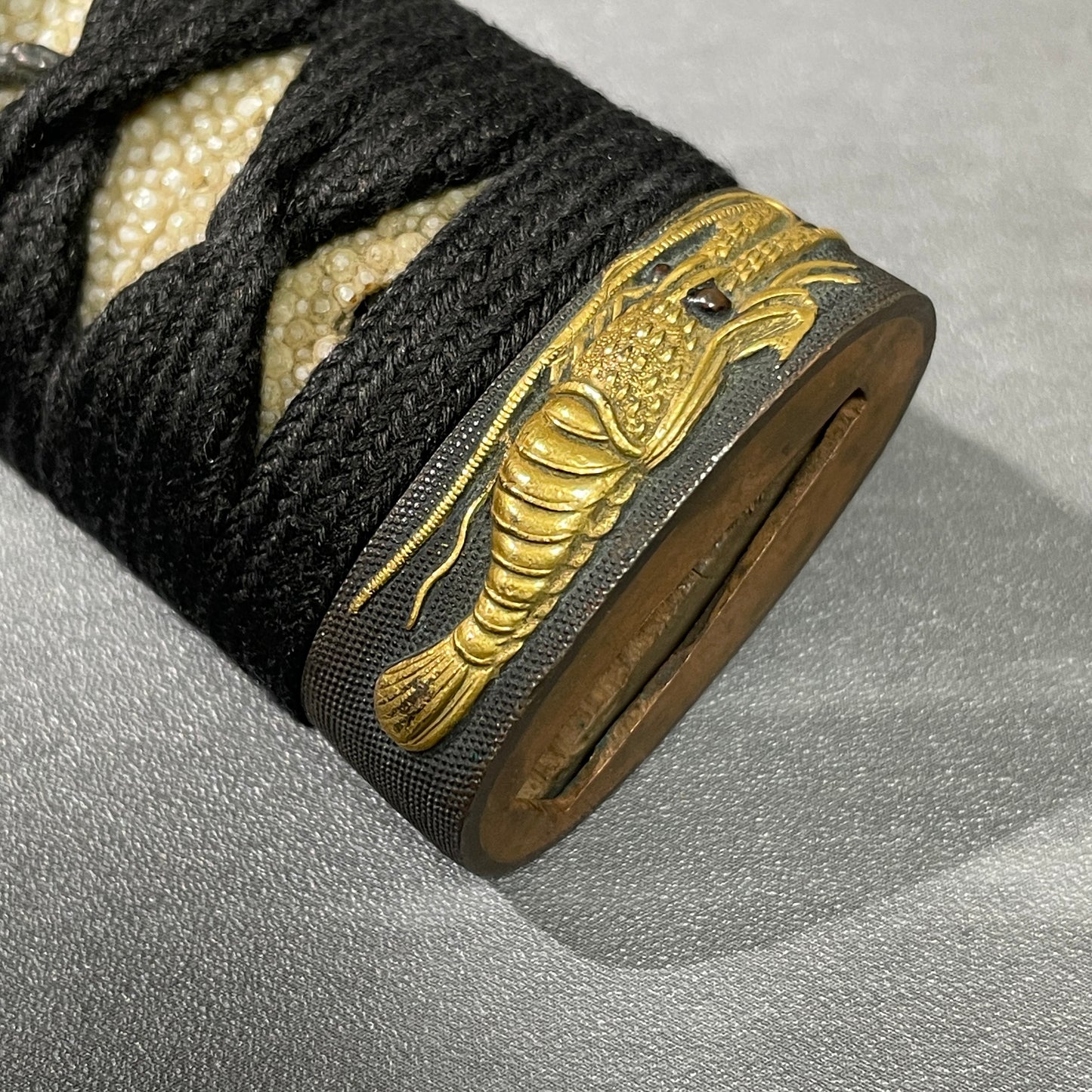 Shrimp Fuchikashira 海老縁頭, Tsukamae 柄前 For Wakizashi