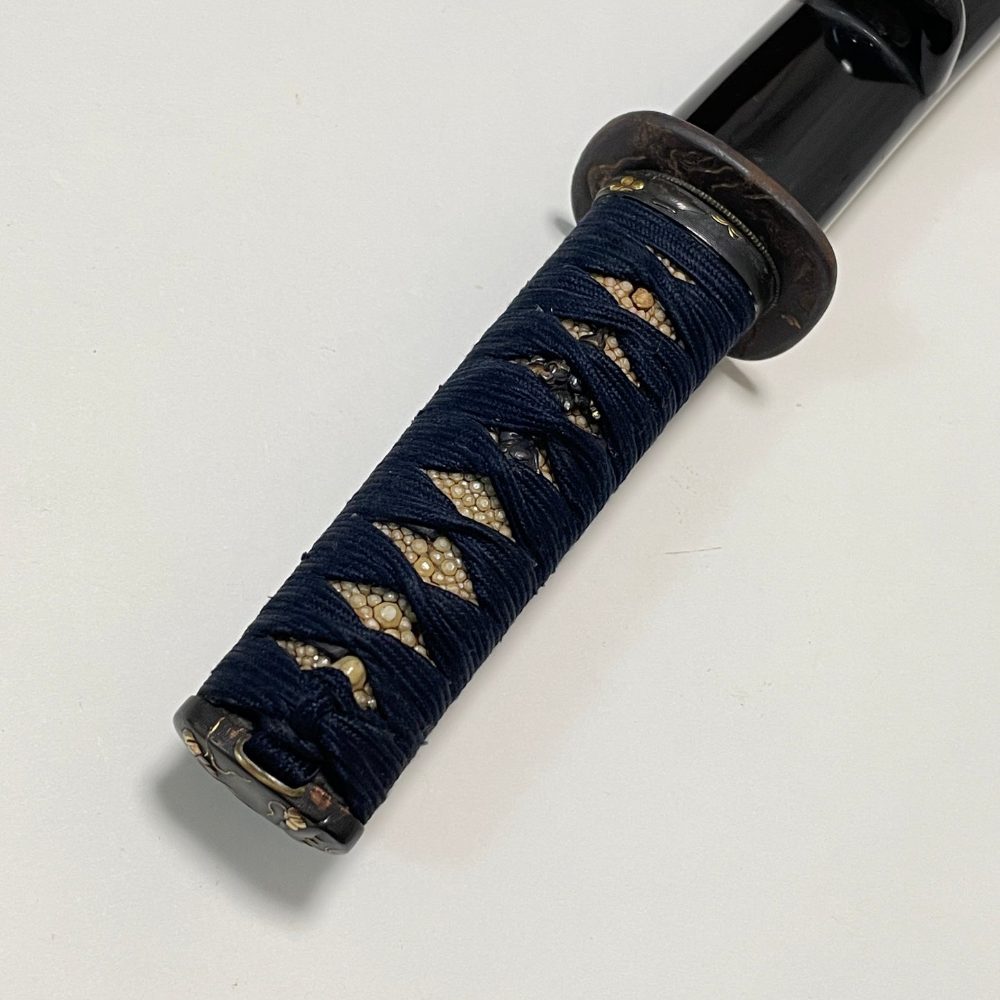 Short Wakizashi Koshirae, Tsuta-karakusa Fuchikashira 蔦唐草縁頭, Edo period