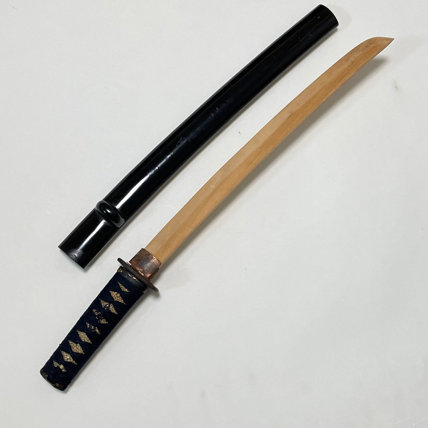 Short Wakizashi Koshirae, Tsuta-karakusa Fuchikashira 蔦唐草縁頭, Edo period