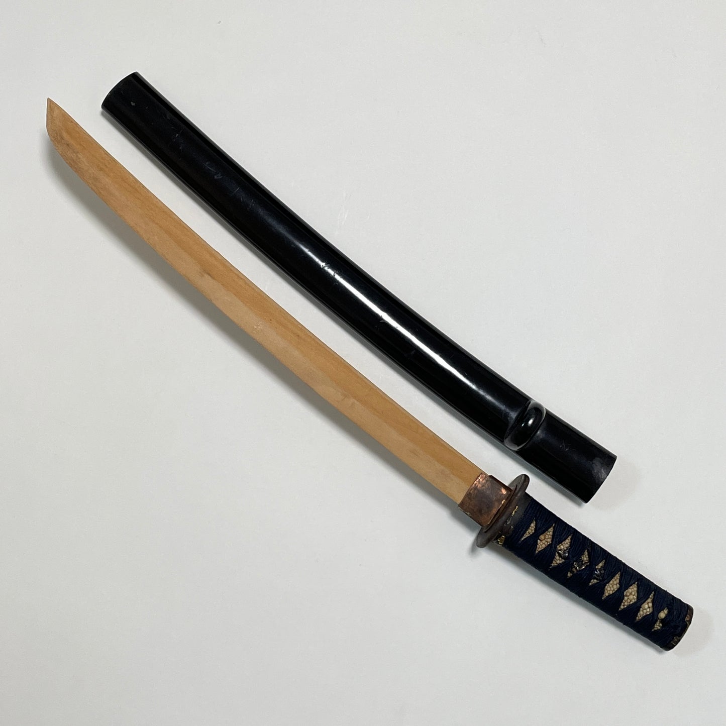 Short Wakizashi Koshirae, Tsuta-karakusa Fuchikashira 蔦唐草縁頭, Edo period