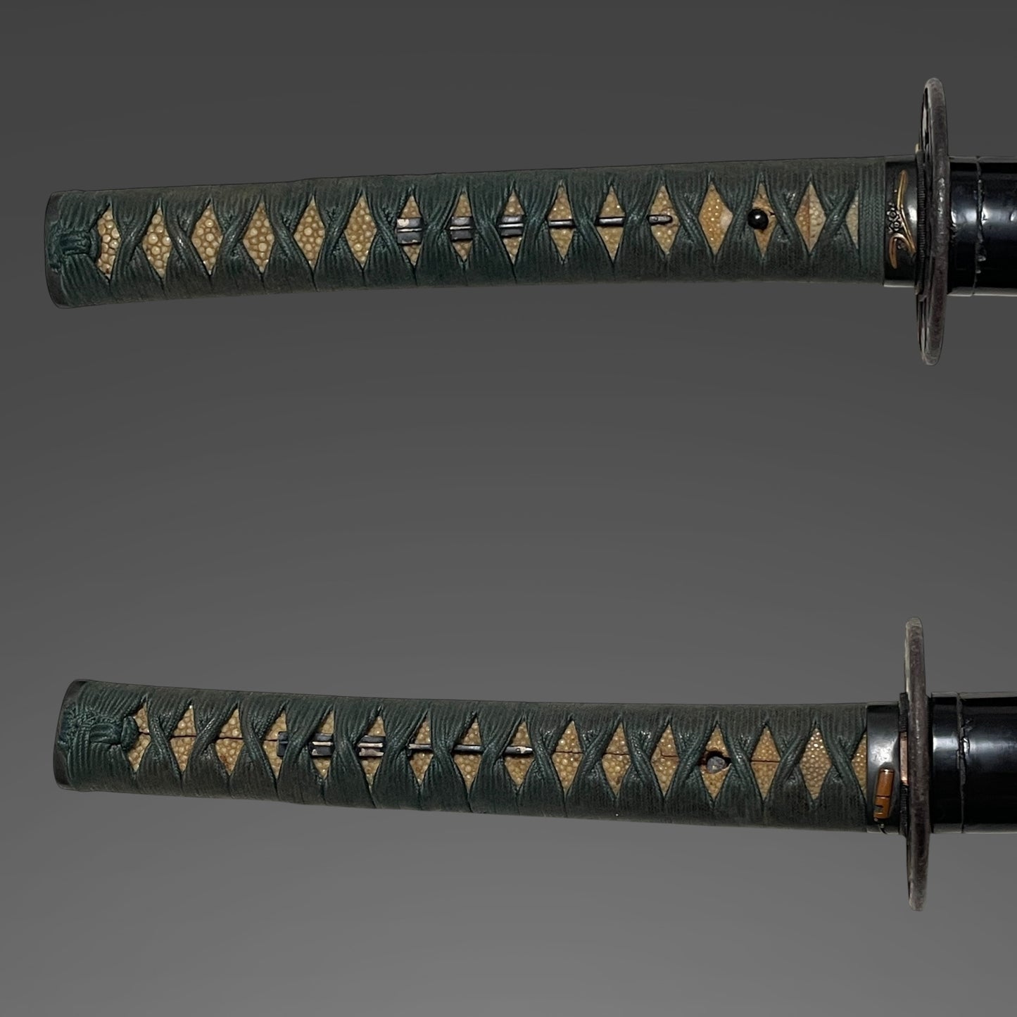Masamehada 柾目肌 KATANA, Flowers and Vase Fuchikashira, Edo period mumei