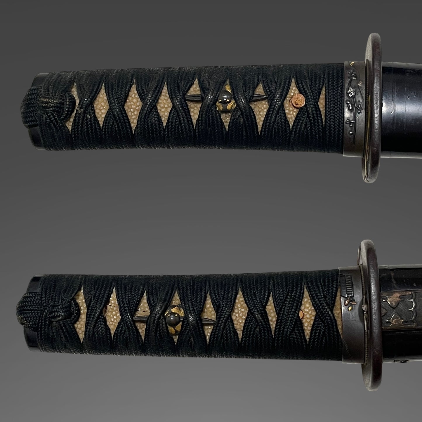 Toshinaga 利壽 signed Fuchi, Black TANTO with Kozuka, Muromachi period mumei, with Shirasaya