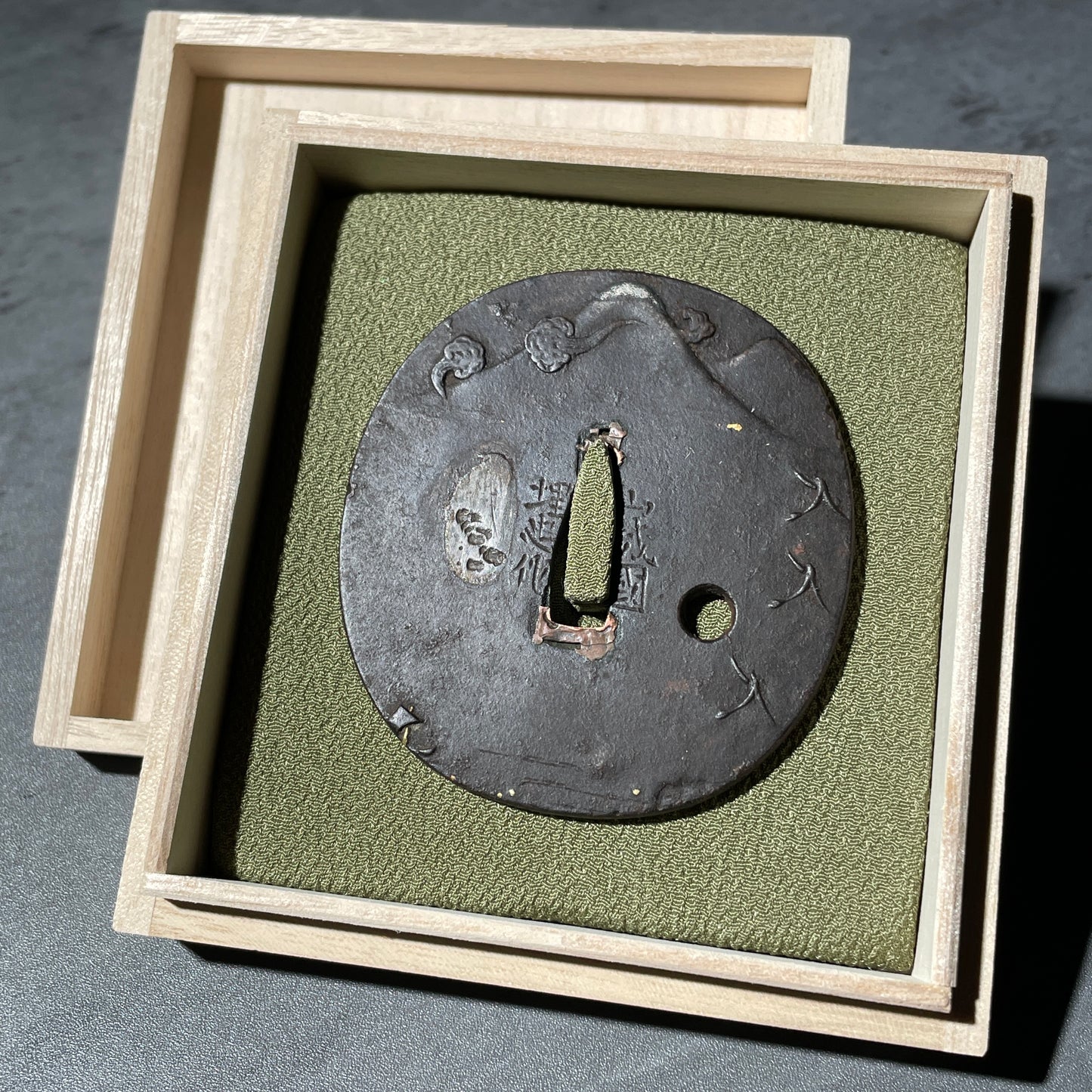 富士山鍔 Mt.Fuji Tsuba, Yamashirokoku Umetada 山城国埋忠 signed, Iron back, Edo period