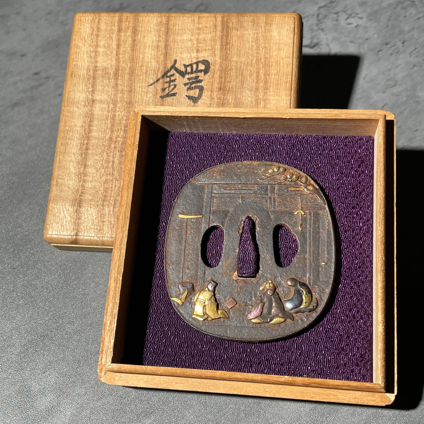 Tojinbutsu 唐人物 Tsuba, Iron back, Edo period