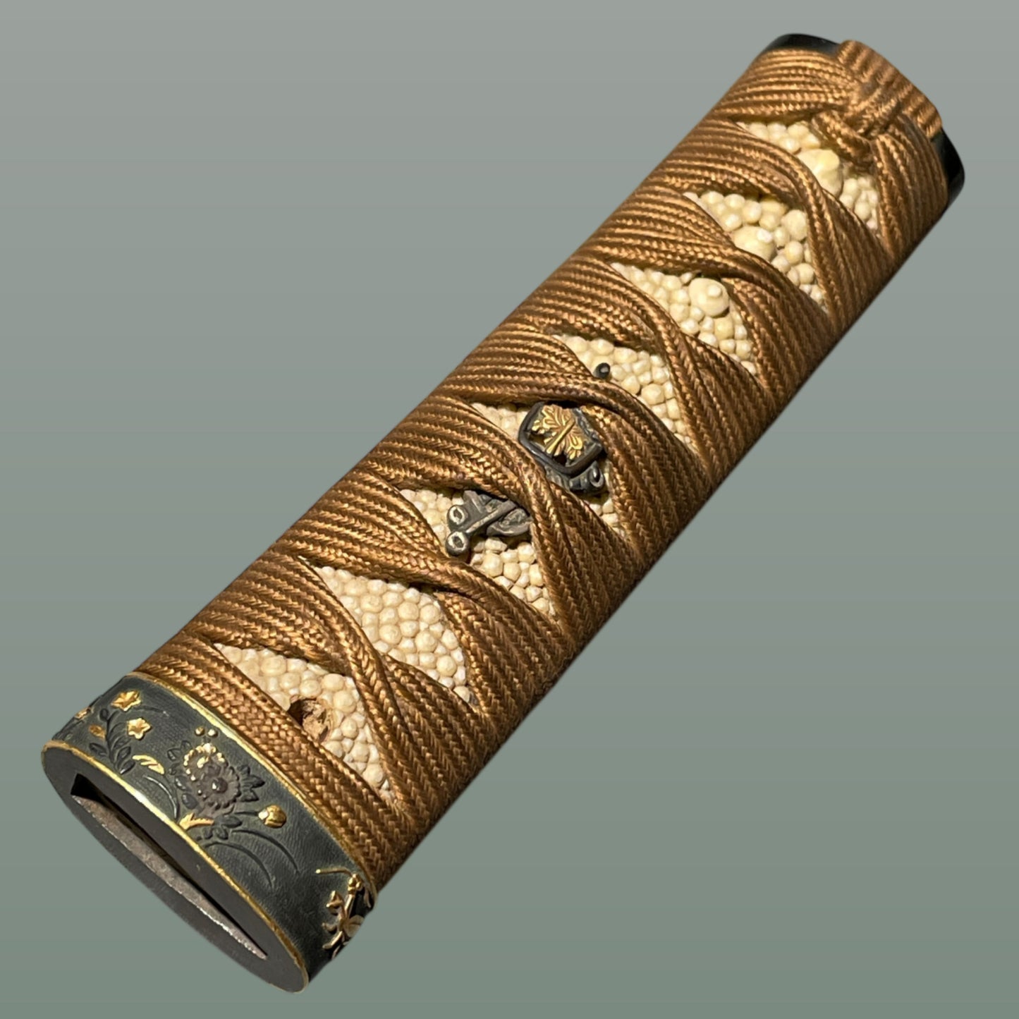 Tsukamae 柄前 for Tanto, 蟷螂縁 Mantis Fuchi