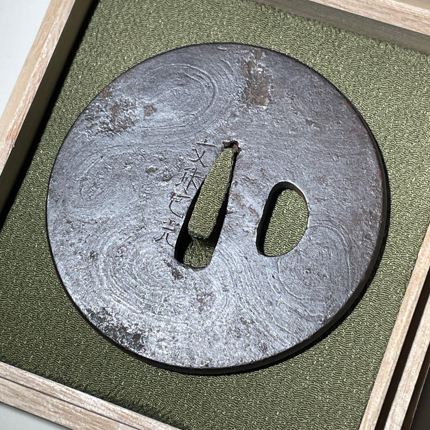 KITAETSUBA 鍛え鍔, Monju Kanemitsu 文珠包光 signed, Edo period, Iron back