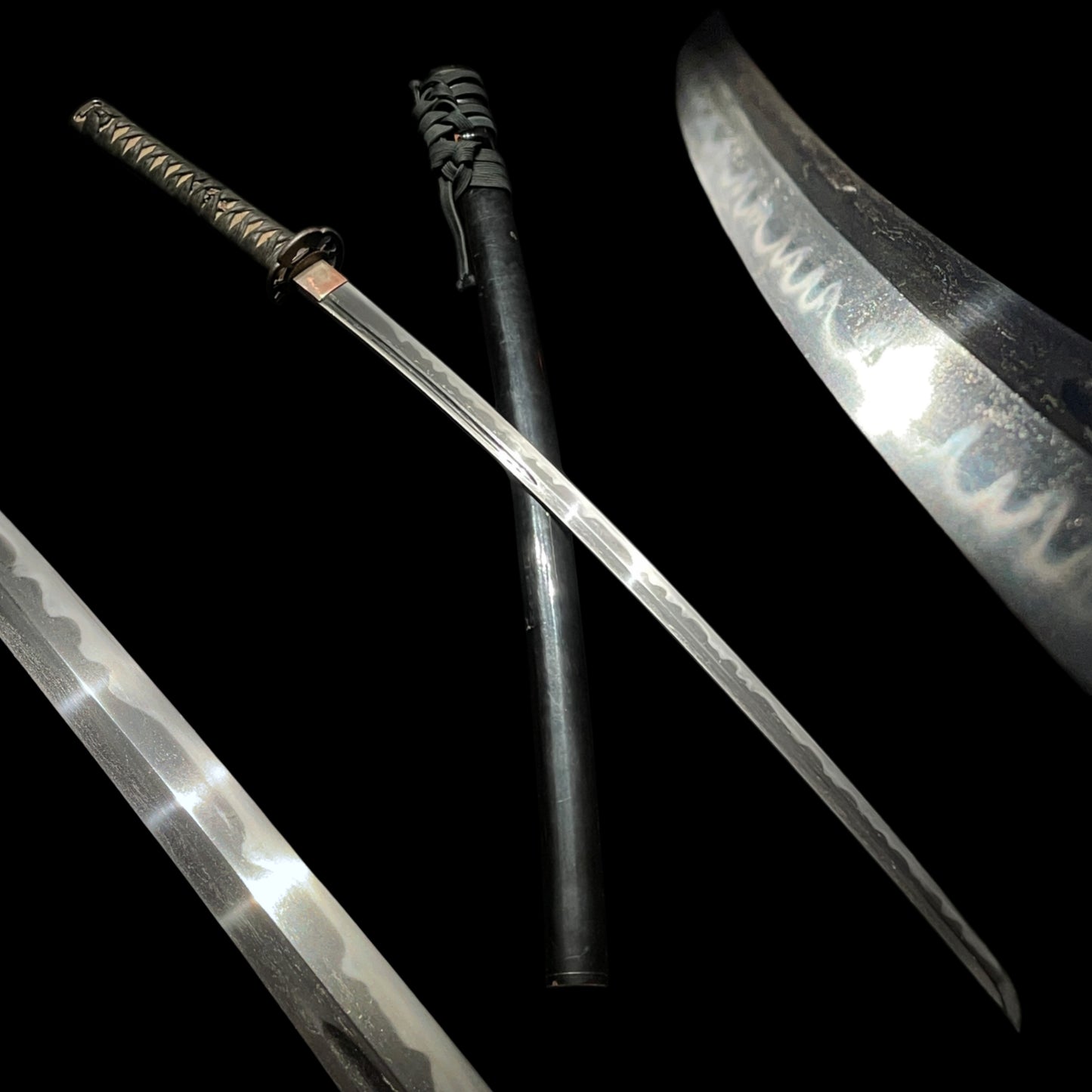 Midareba 乱刃 Hamon, Signed Black KATANA, Kashira with family crest, Edo period