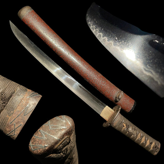 Red Unokubi Tanto, Pine needles Fuchikashira 松葉縁頭, Grasshopper Tsuab 飛蝗鍔