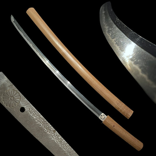 KIKUMON Sinanokami Nobuyoshi signed WAKIZASHI, Early Edo period, Yamashiro School