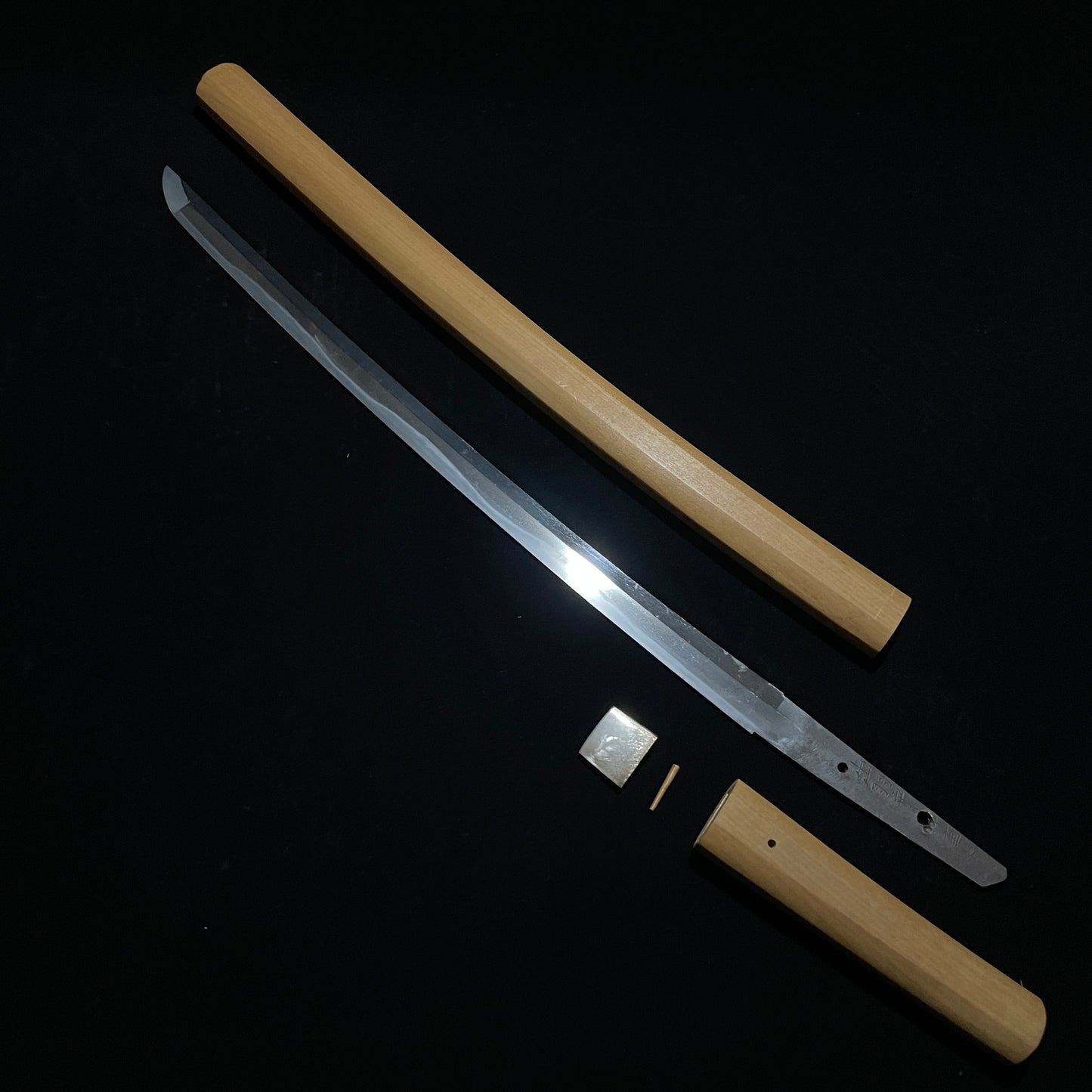 Rugged Wakizashi Dewanokami Sukeshige, Early Edo period, Heavy blade