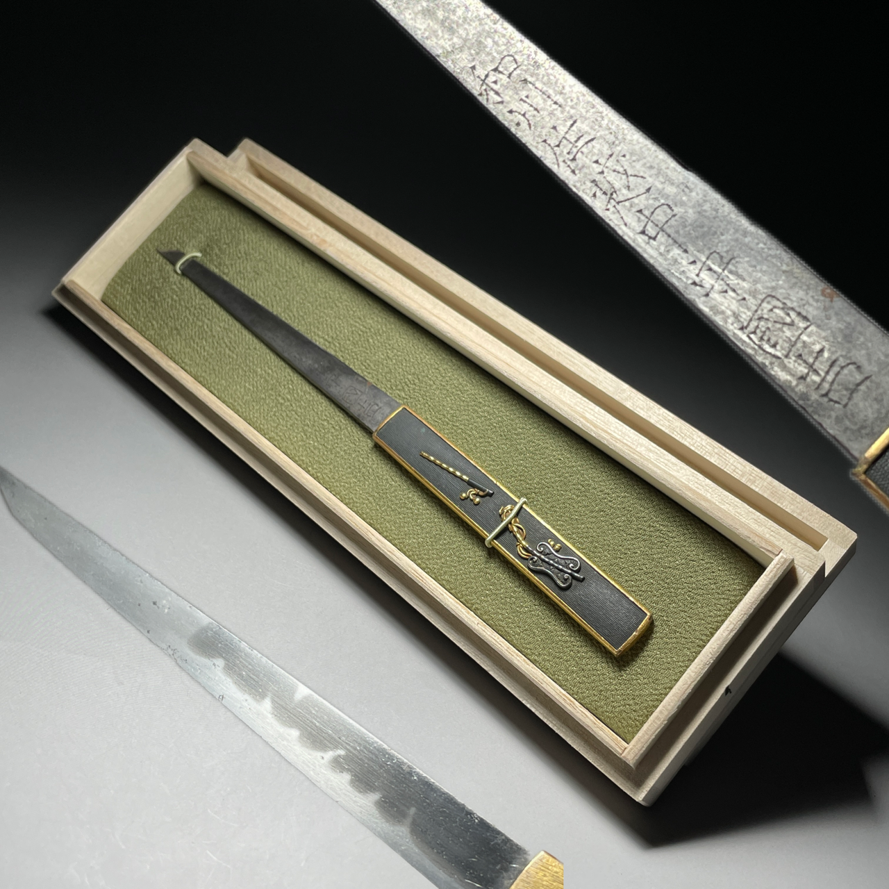 Gunbai KOZUKA, 和州住越中守國吉 signed, Edo period, with BOX