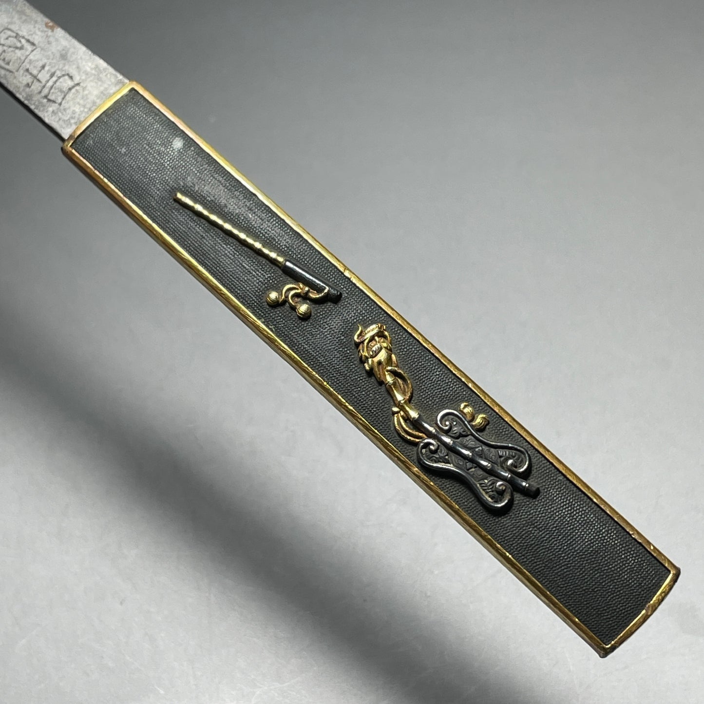 Gunbai KOZUKA, 和州住越中守國吉 signed, Edo period, with BOX