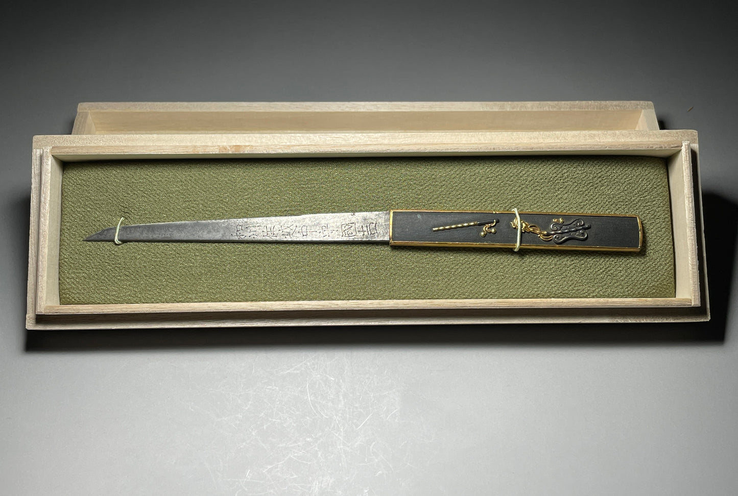 Gunbai KOZUKA, 和州住越中守國吉 signed, Edo period, with BOX