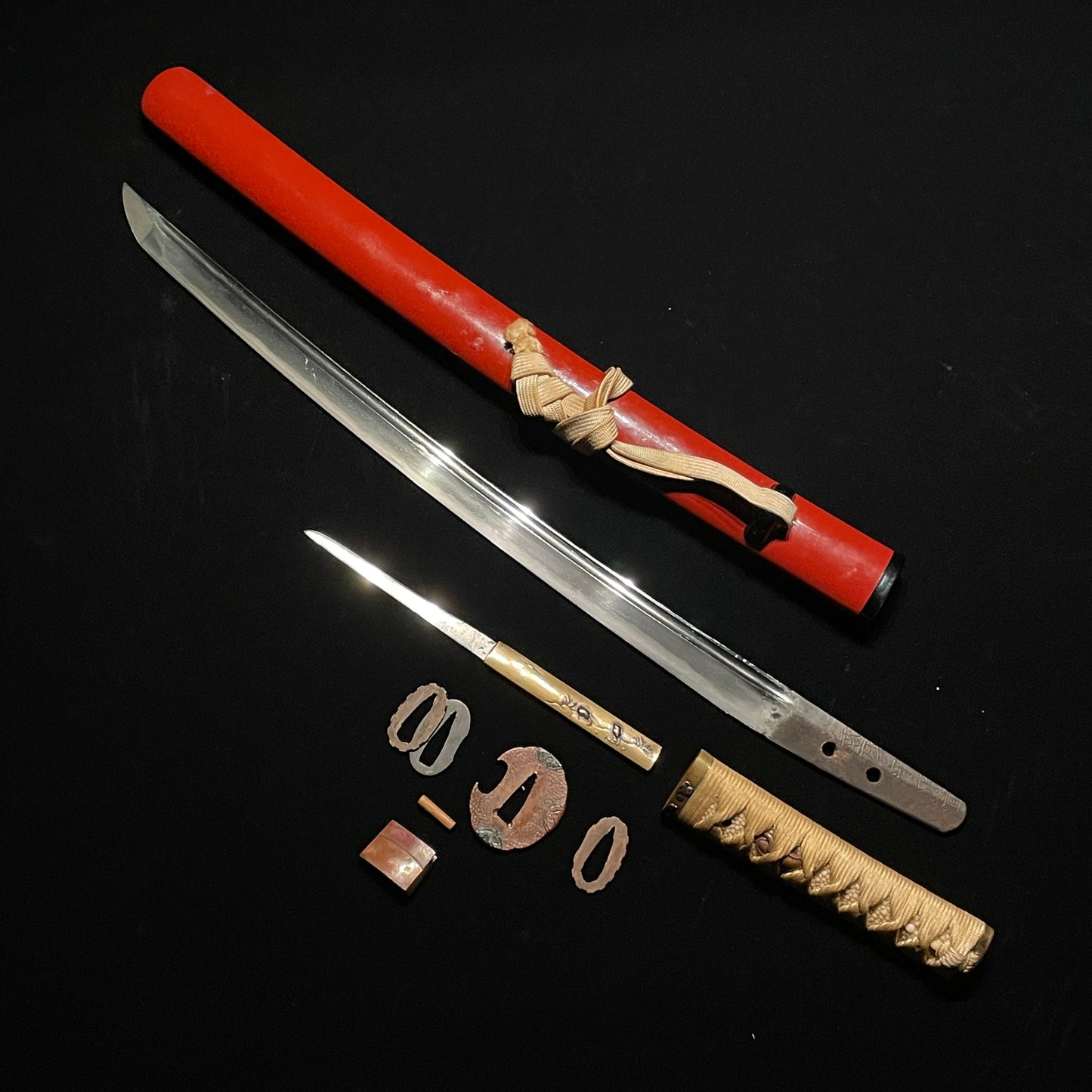 Red Wakizashi with Bras KOZUKA, Musashinokami Nagamichi 武蔵守永道 signed, Edo Period