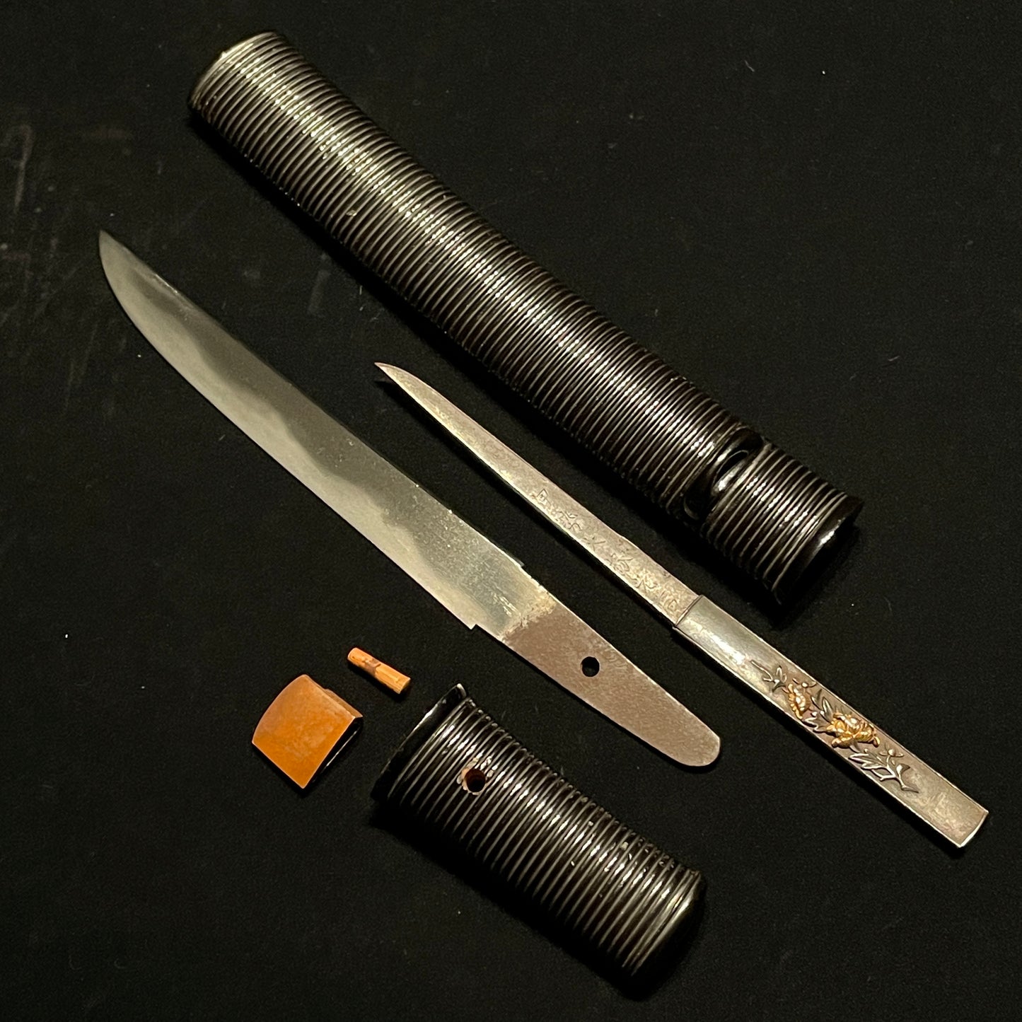 Kizami Aikuchi Koshirae TANTO, with KOZUKA 伊勢大掾光廣 signed