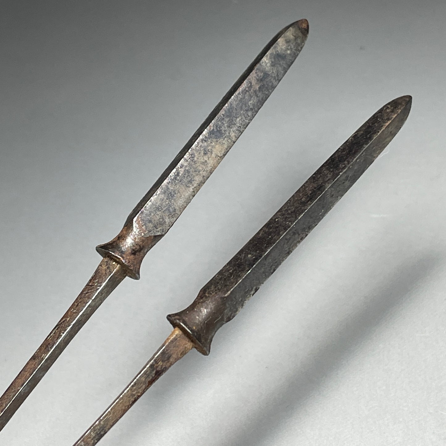 YAJIRI x 2 鏃 Samurai Arrowhead, 重次 Shigetsugu signed, Edo period, Iron back