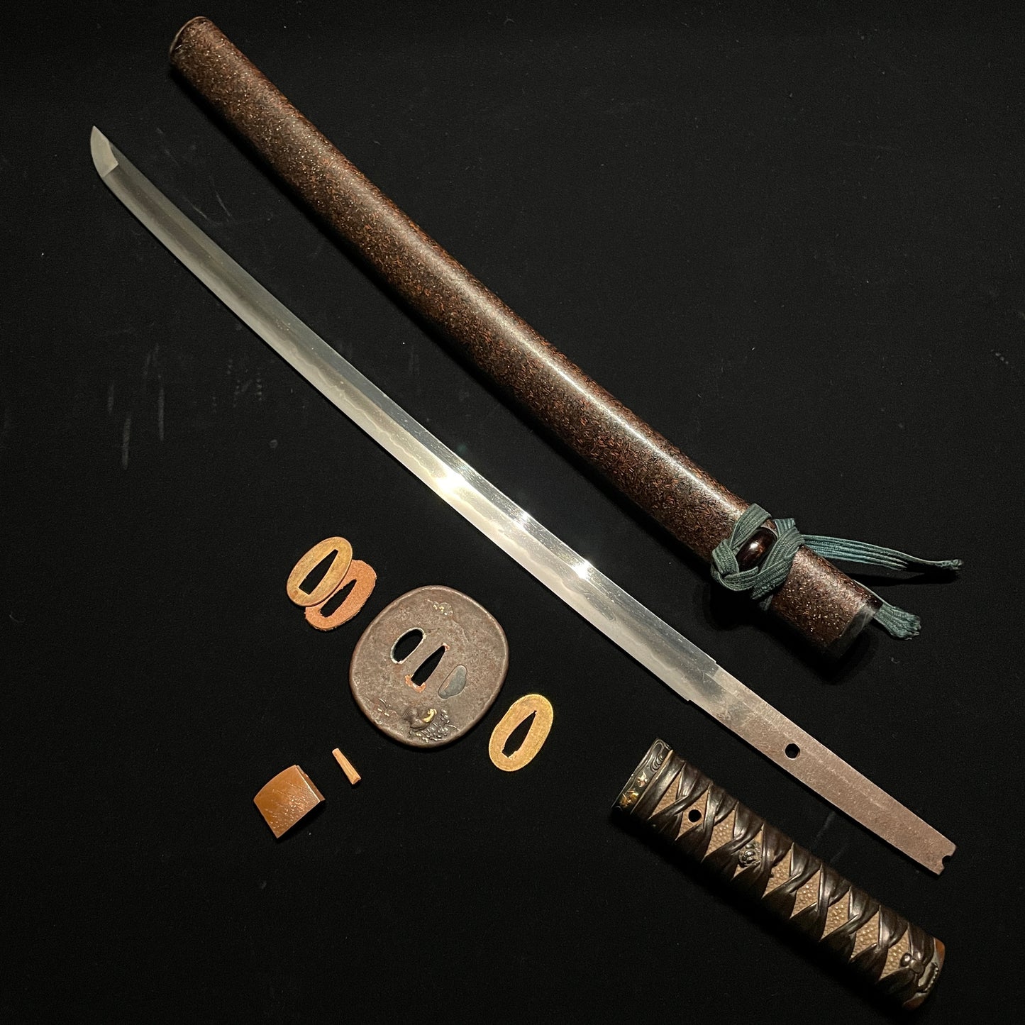 Midareba 乱刃 Wakizashi, Gamecock 軍鶏 Tsuba, Edo period miumei, Leather Handle