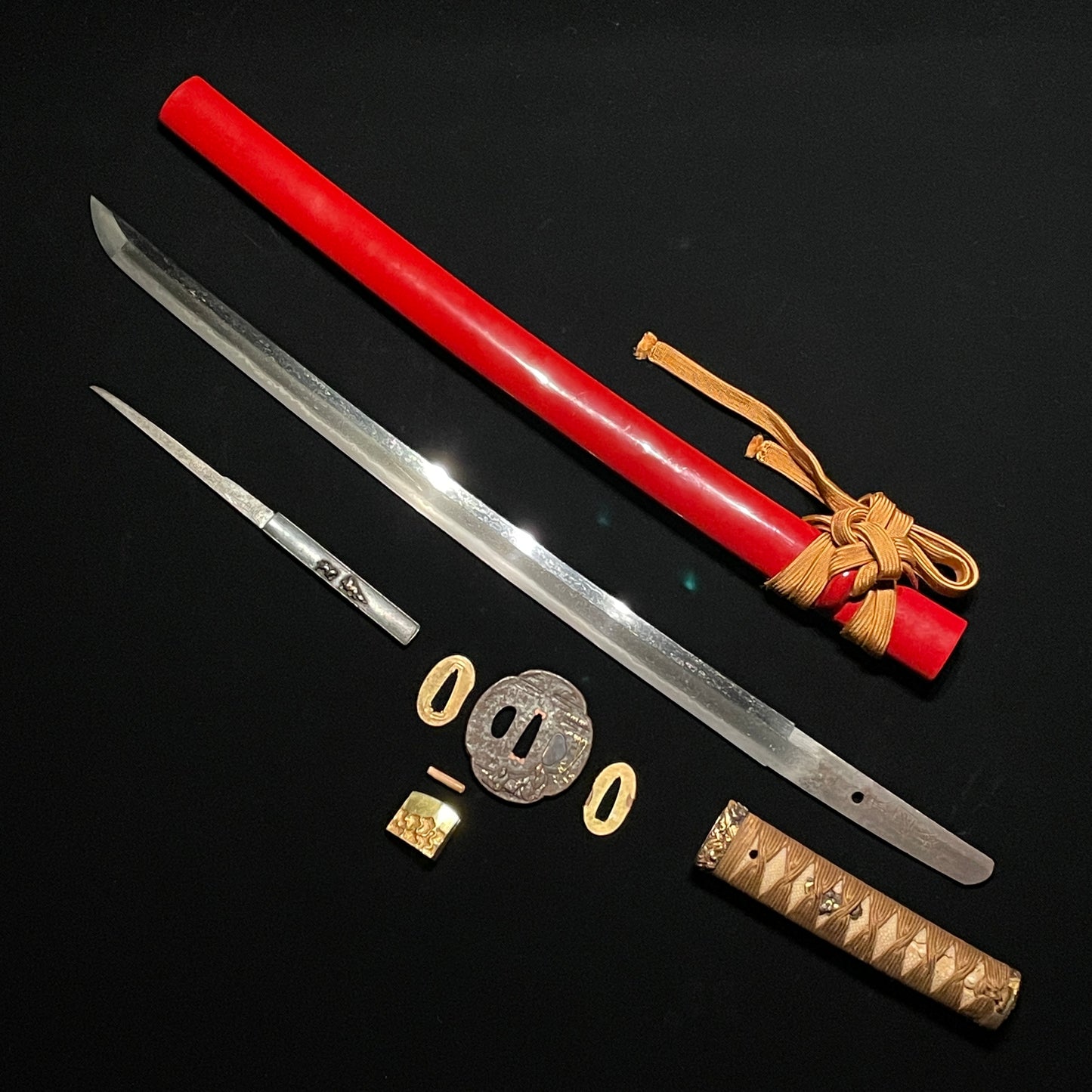 Red WAKIZASHI with Kozuka, 来國 signed, Samurai Fuchikashira