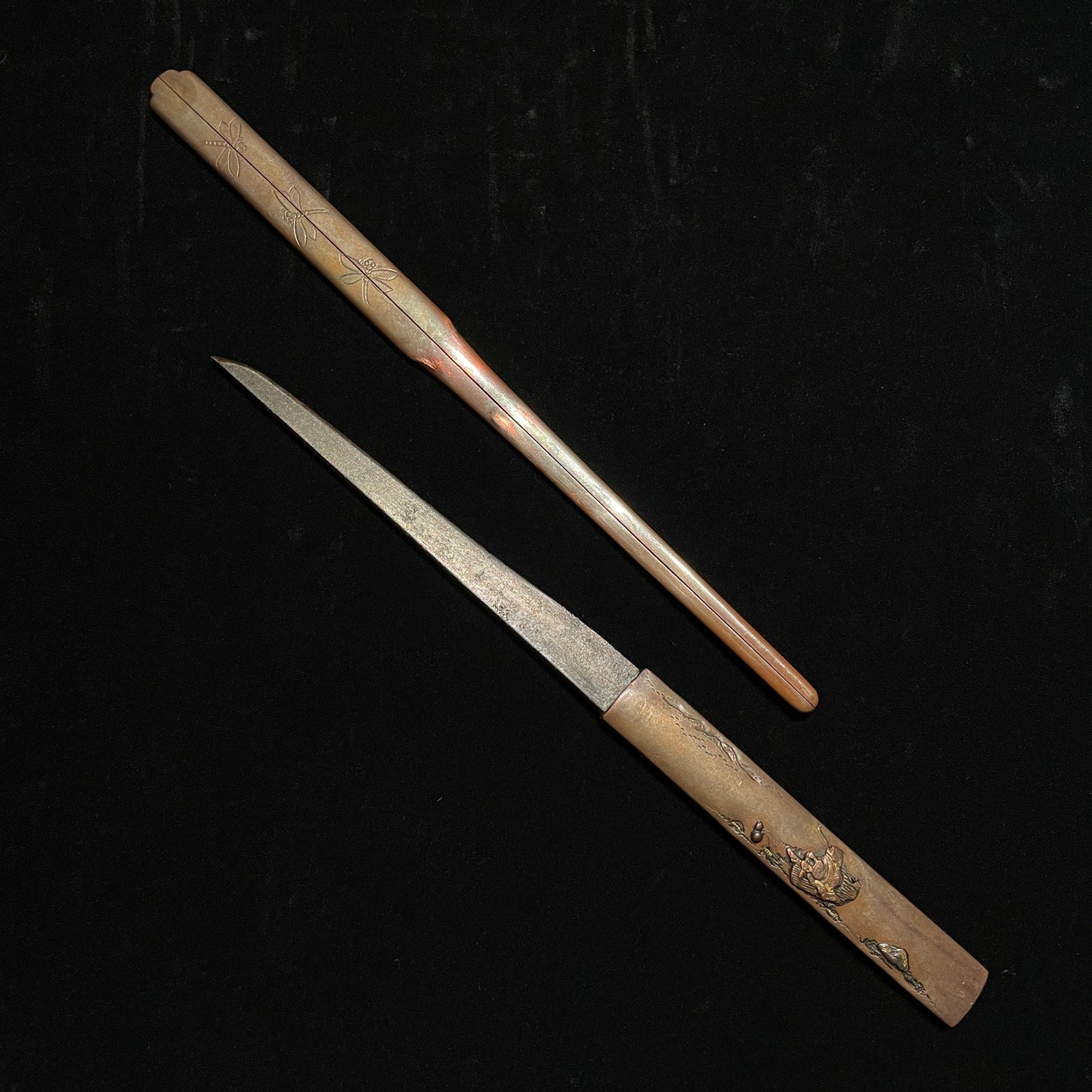 HITATSURA 皆焼 Aikuchi Tanto, Uda Kuninari 宇多國成 signed, with Kozuka Kogai Muromachi