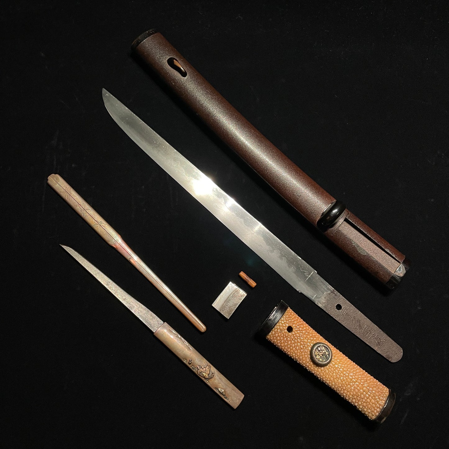 HITATSURA 皆焼 Aikuchi Tanto, Uda Kuninari 宇多國成 signed, with Kozuka Kogai Muromachi