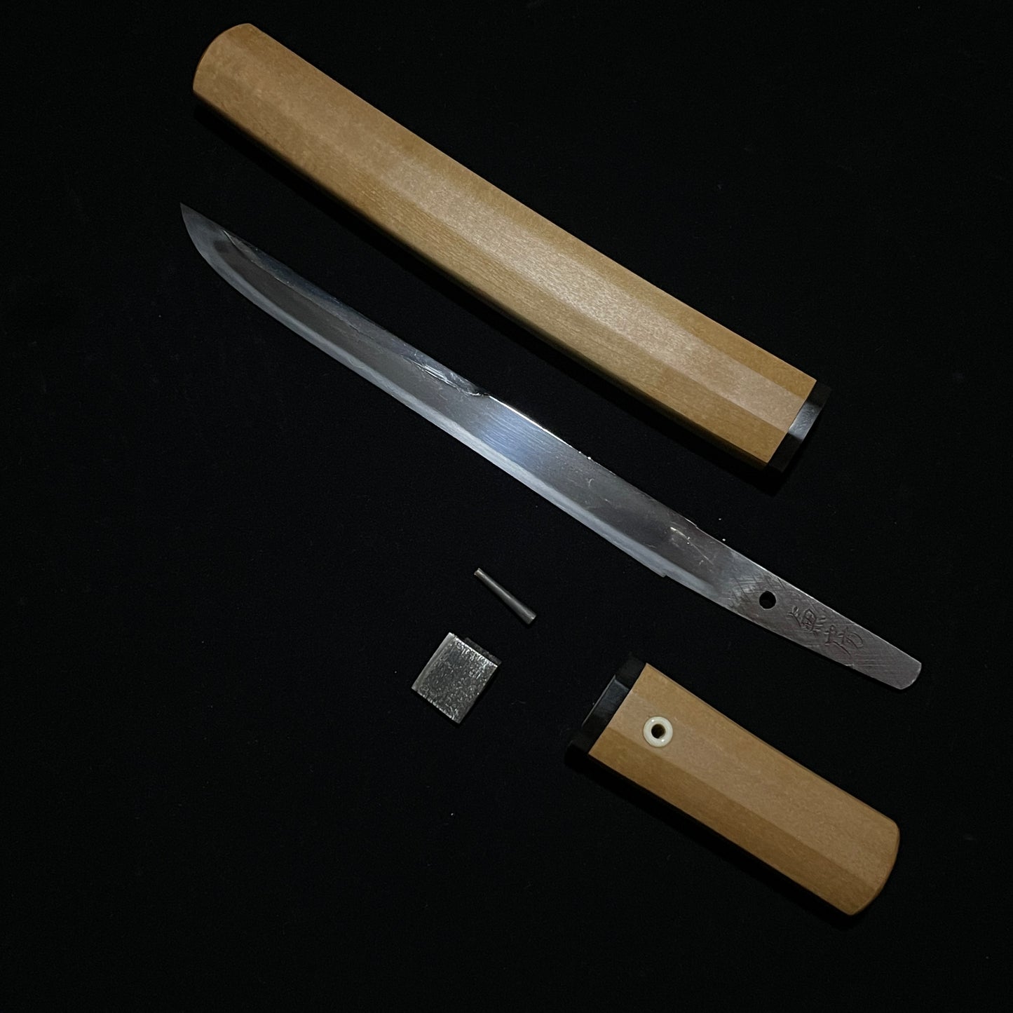 Unokubizukuri 鵜首造 Very Thick TANTO, Kanefusa 兼房 signed, Edo period