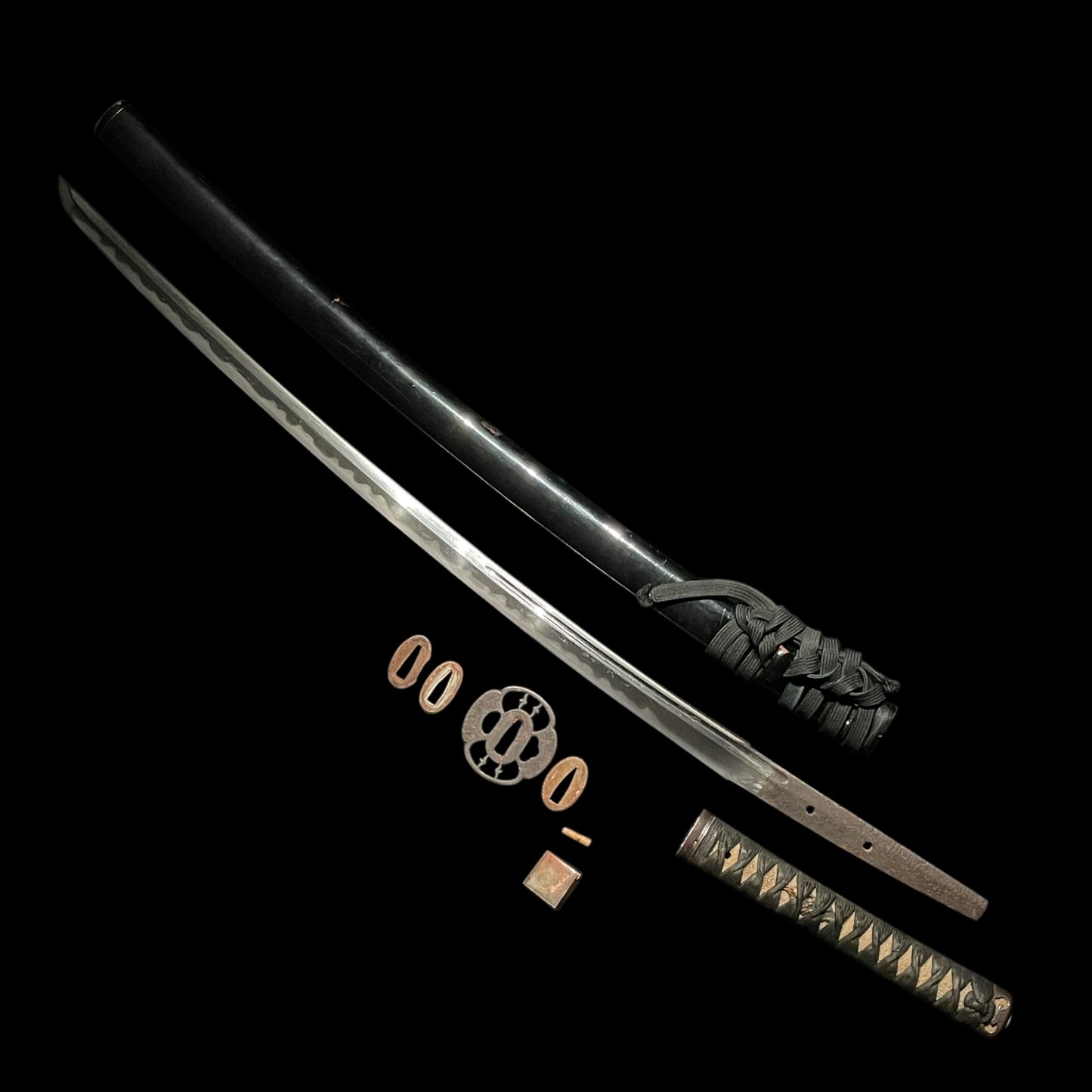 Midareba 乱刃 Hamon, Signed Black KATANA, Kashira with family crest, Edo period