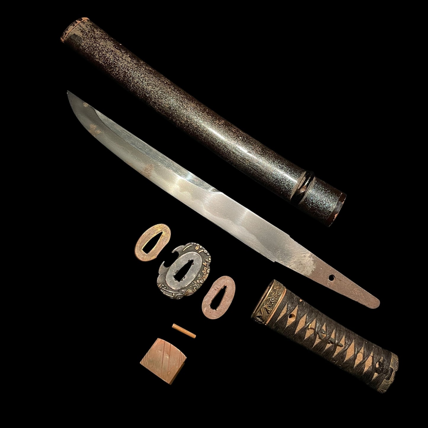 Unokubi TANTO, Mino style Mantis Fuchikashira, 堺包重鶴田新蔵 signed, Hanaguruma Tsuba