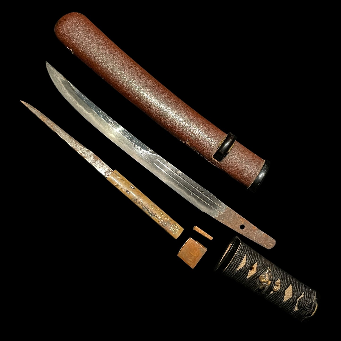 Unokubi-Zukuri 鵜首造 Red TANTO, with Brass KOZUKA, Edo period mumei
