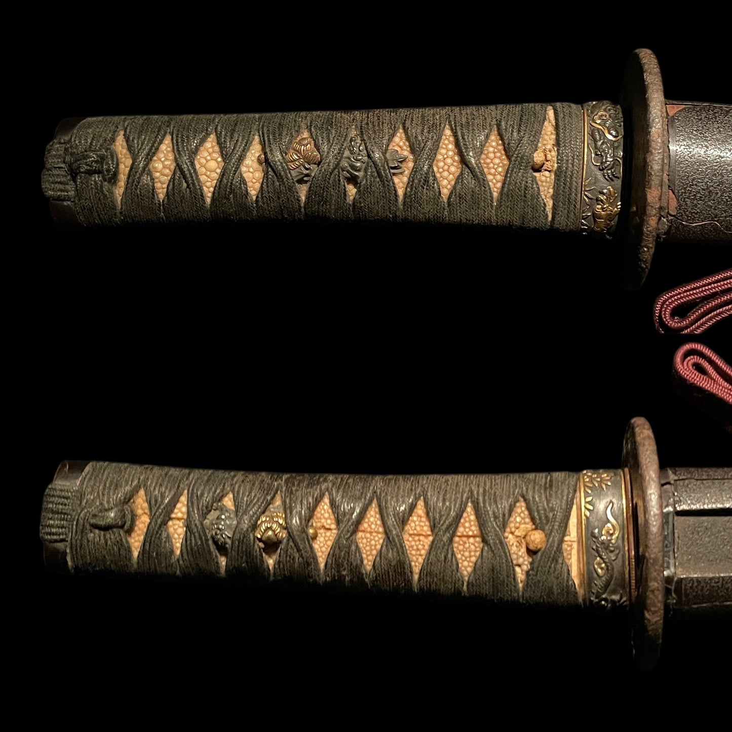 Dragon and Tiger Fuchi 龍虎縁 WAKIZASHI, Botan shishi Menuki 牡丹獅子目貫, Edo period