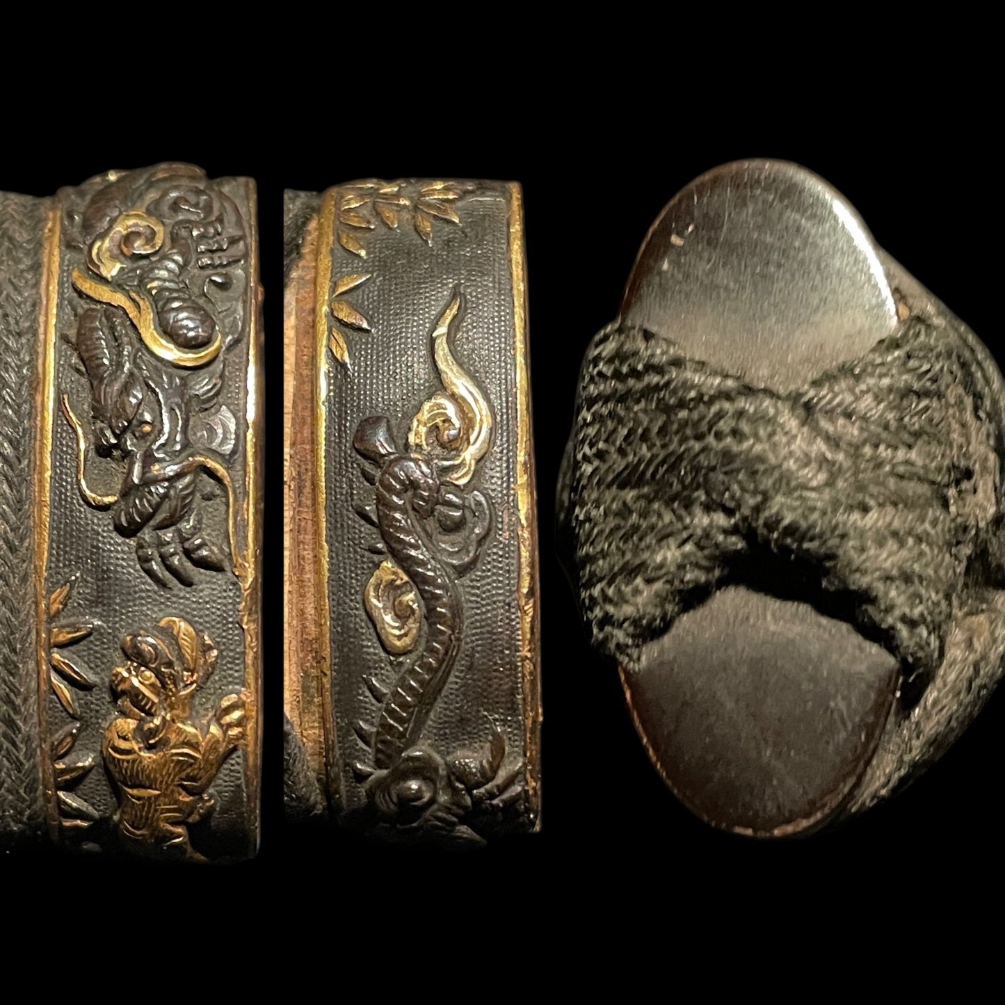 Dragon and Tiger Fuchi 龍虎縁 WAKIZASHI, Botan shishi Menuki 牡丹獅子目貫, Edo period