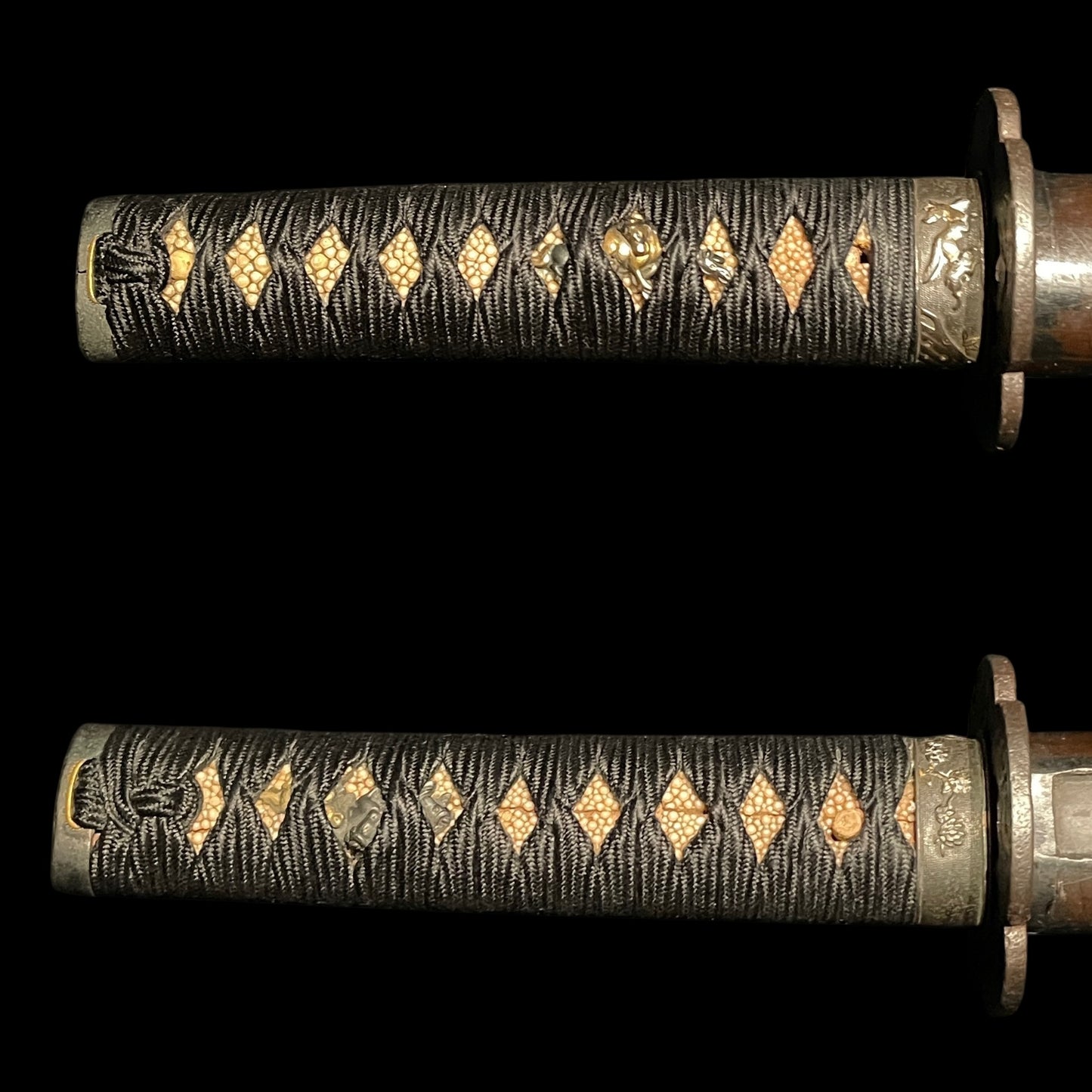 Midareba 乱刃 Long Wakizashi, Heavy blade, Horse Menuki, Edo period mumei