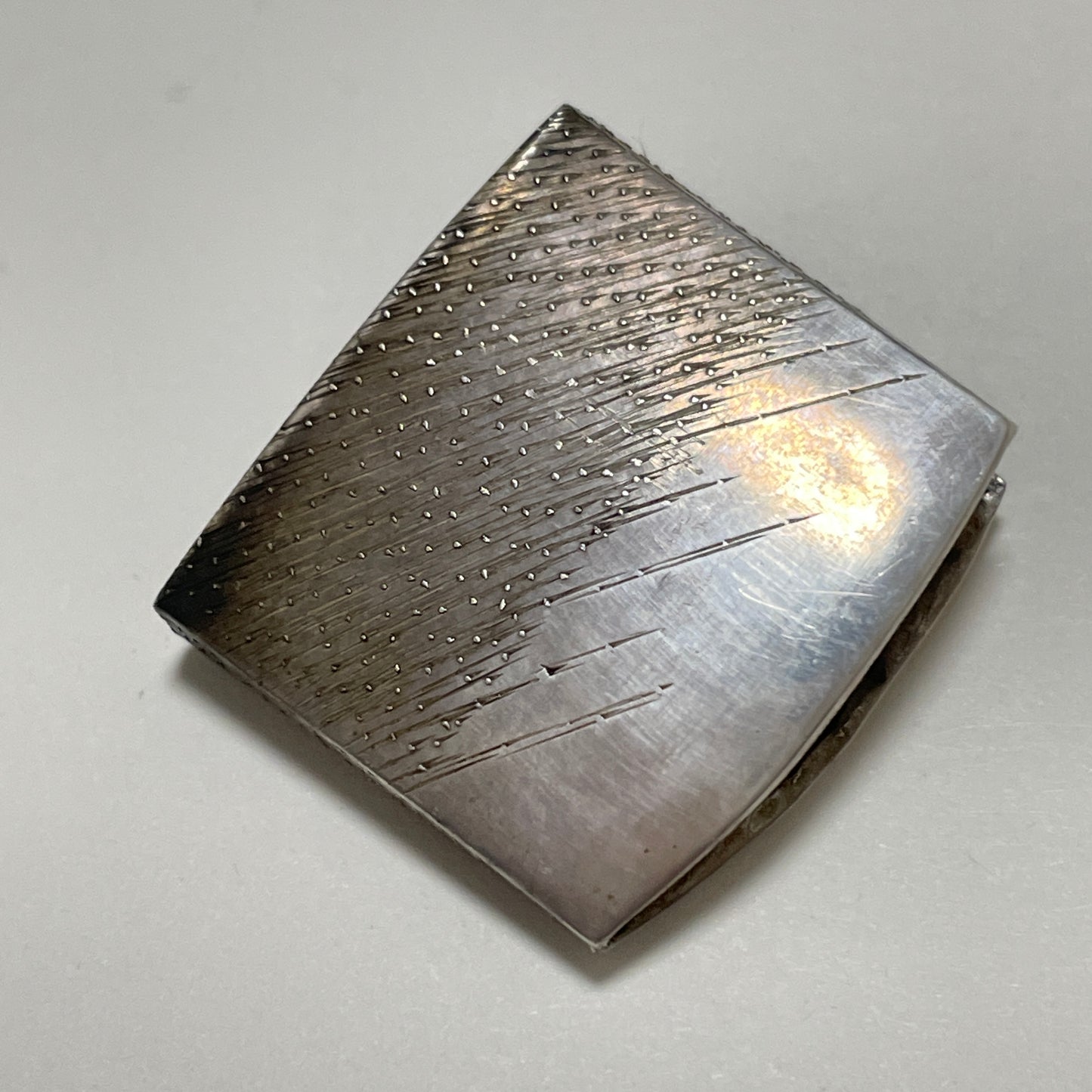 Echizenkoku Kanenori 越前国兼則 signed Wakizashi, Bee Menuki and Iron Fittings