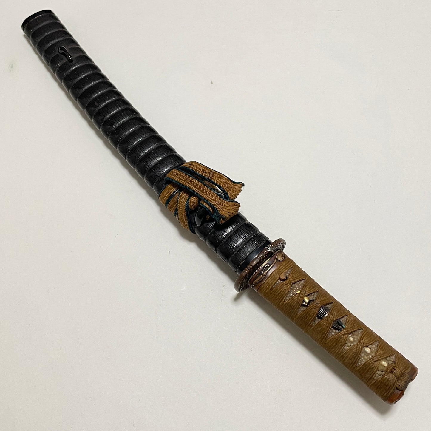 HITATSURA 皆焼 TANTO, Daruma Kashira, Signed Tsuba, Copper Fittings with Kozuka