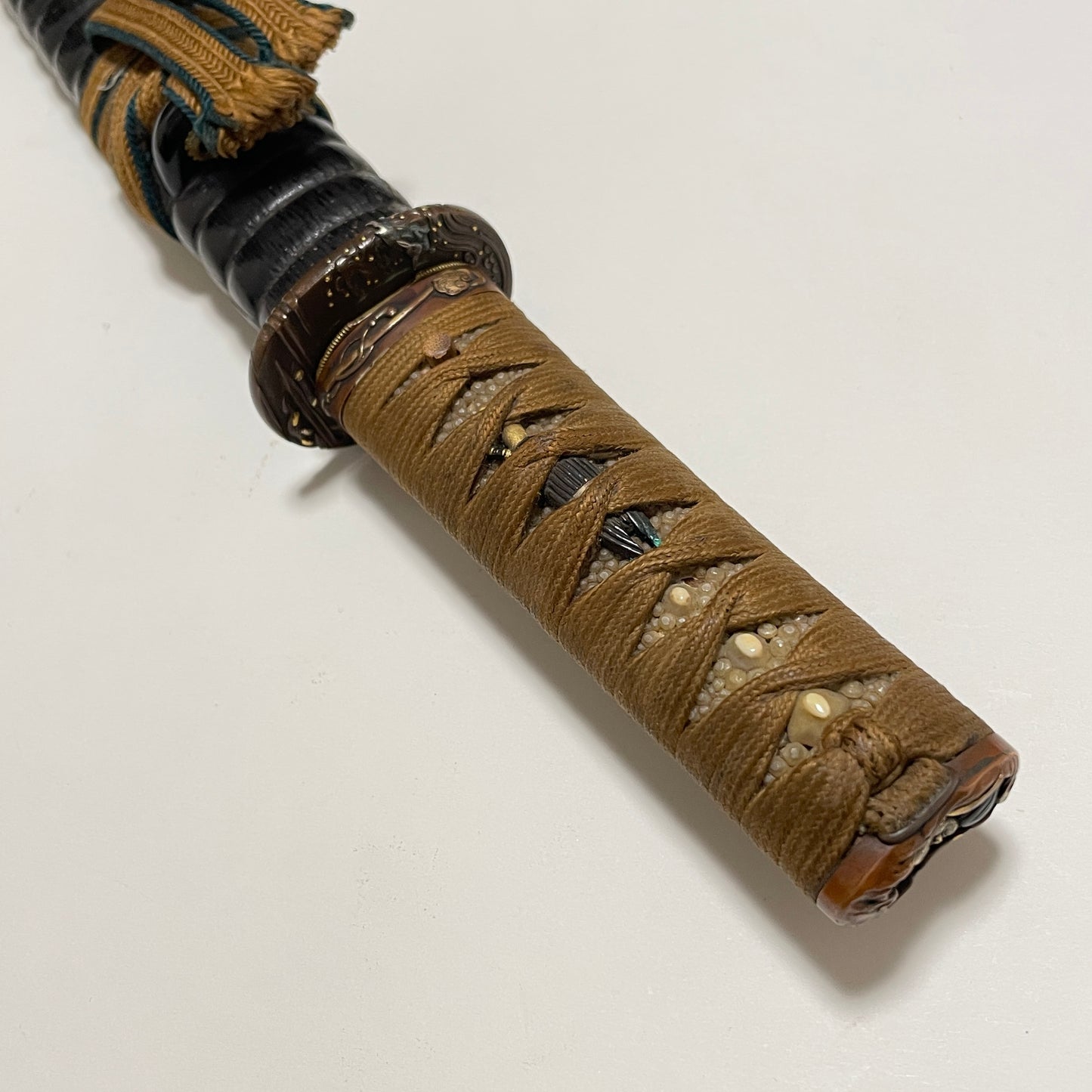 HITATSURA 皆焼 TANTO, Daruma Kashira, Signed Tsuba, Copper Fittings with Kozuka