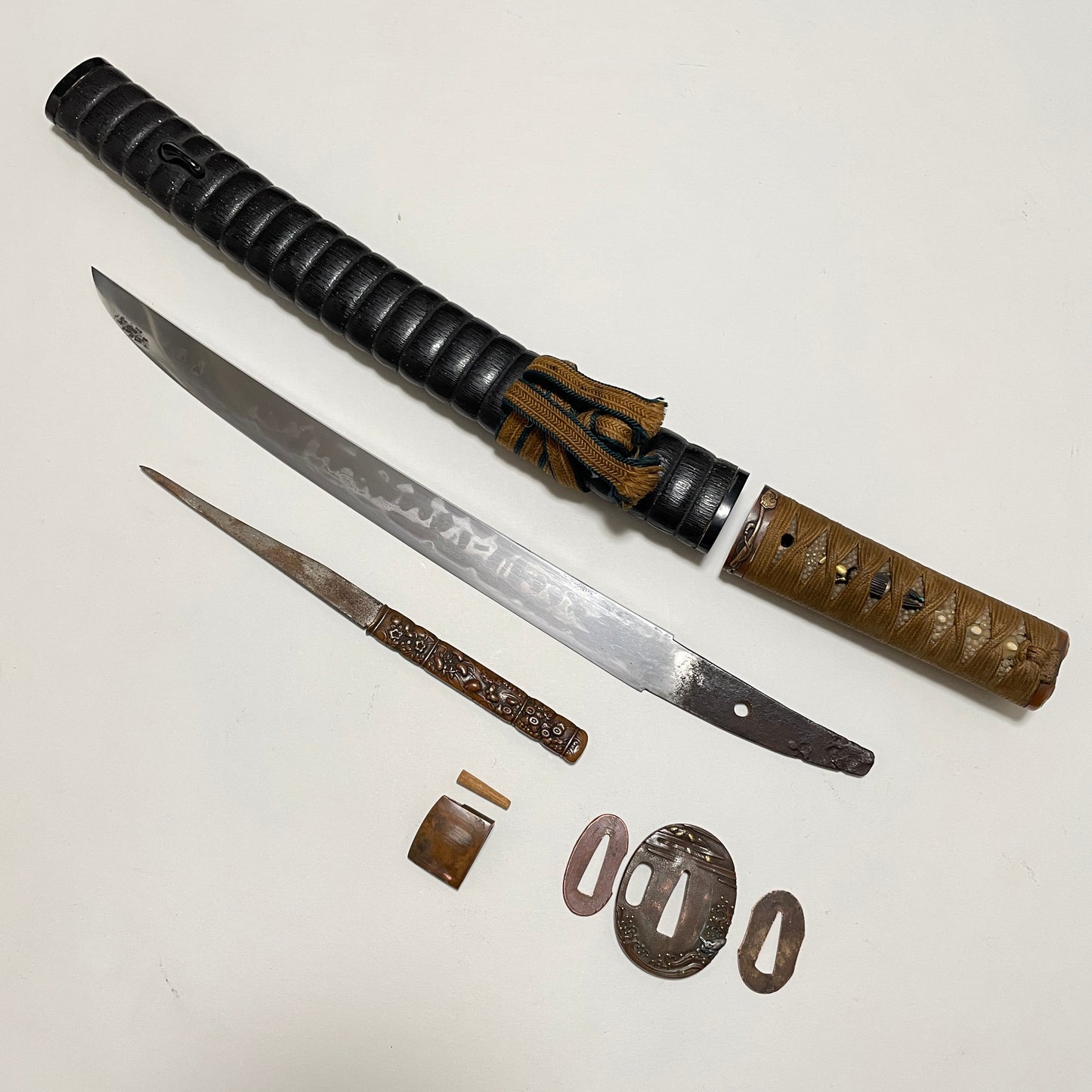 HITATSURA 皆焼 TANTO, Daruma Kashira, Signed Tsuba, Copper Fittings with Kozuka