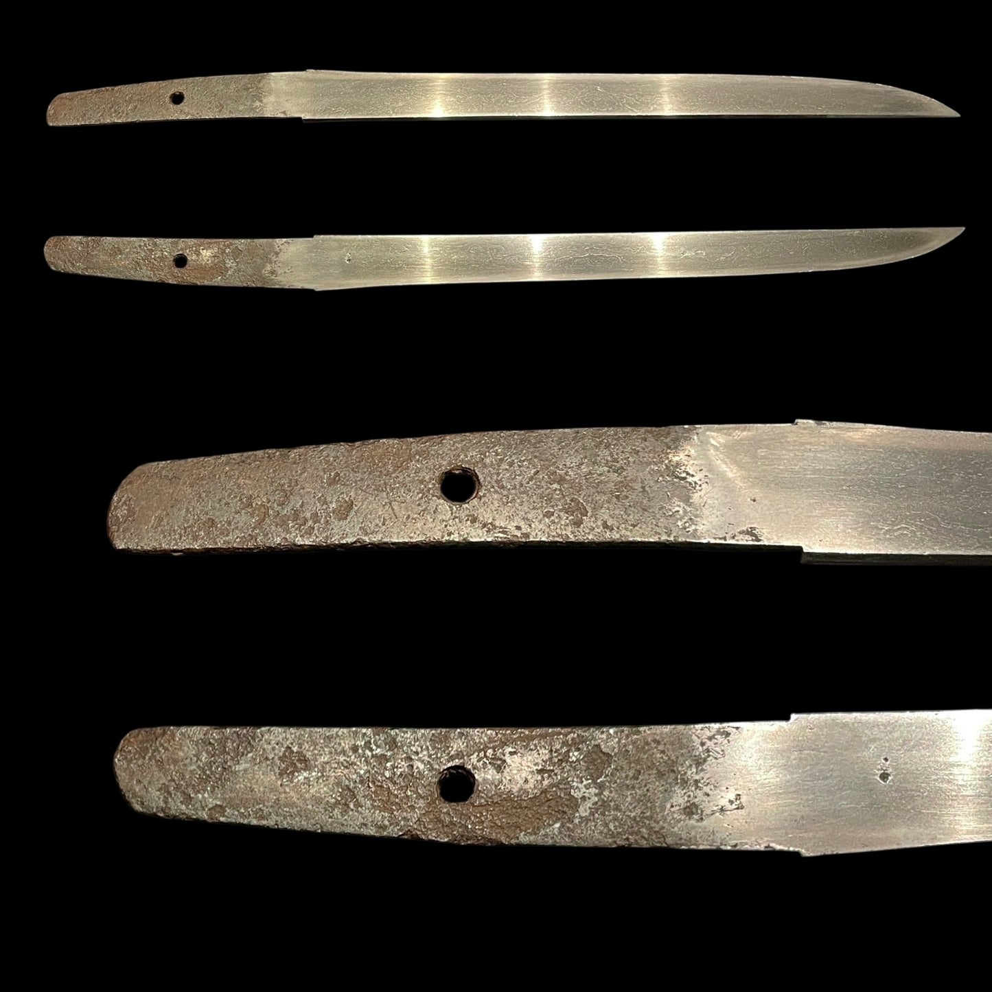 Tomo 友 signed, KOTO Tanto in Shirasaya, Muromachi period, Gold cover Habaki