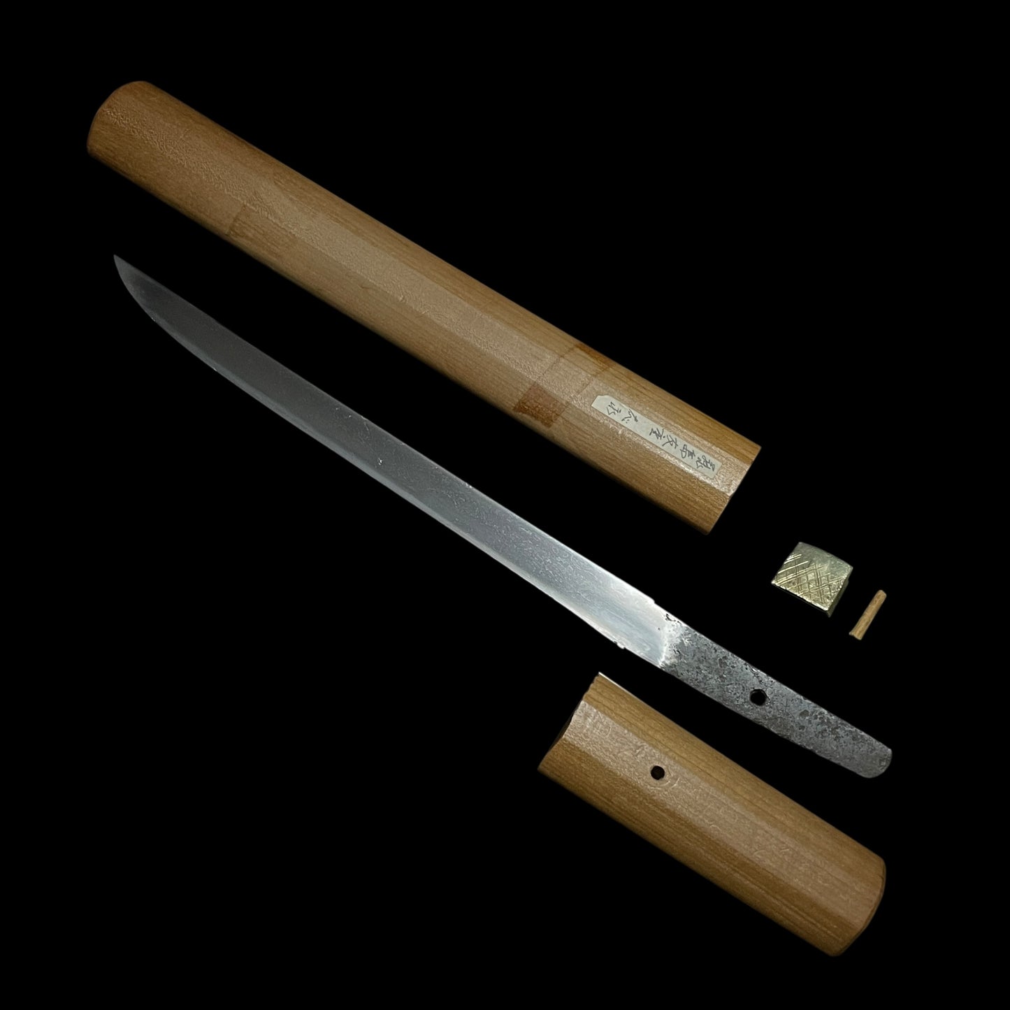 Tomo 友 signed, KOTO Tanto in Shirasaya, Muromachi period, Gold cover Habaki