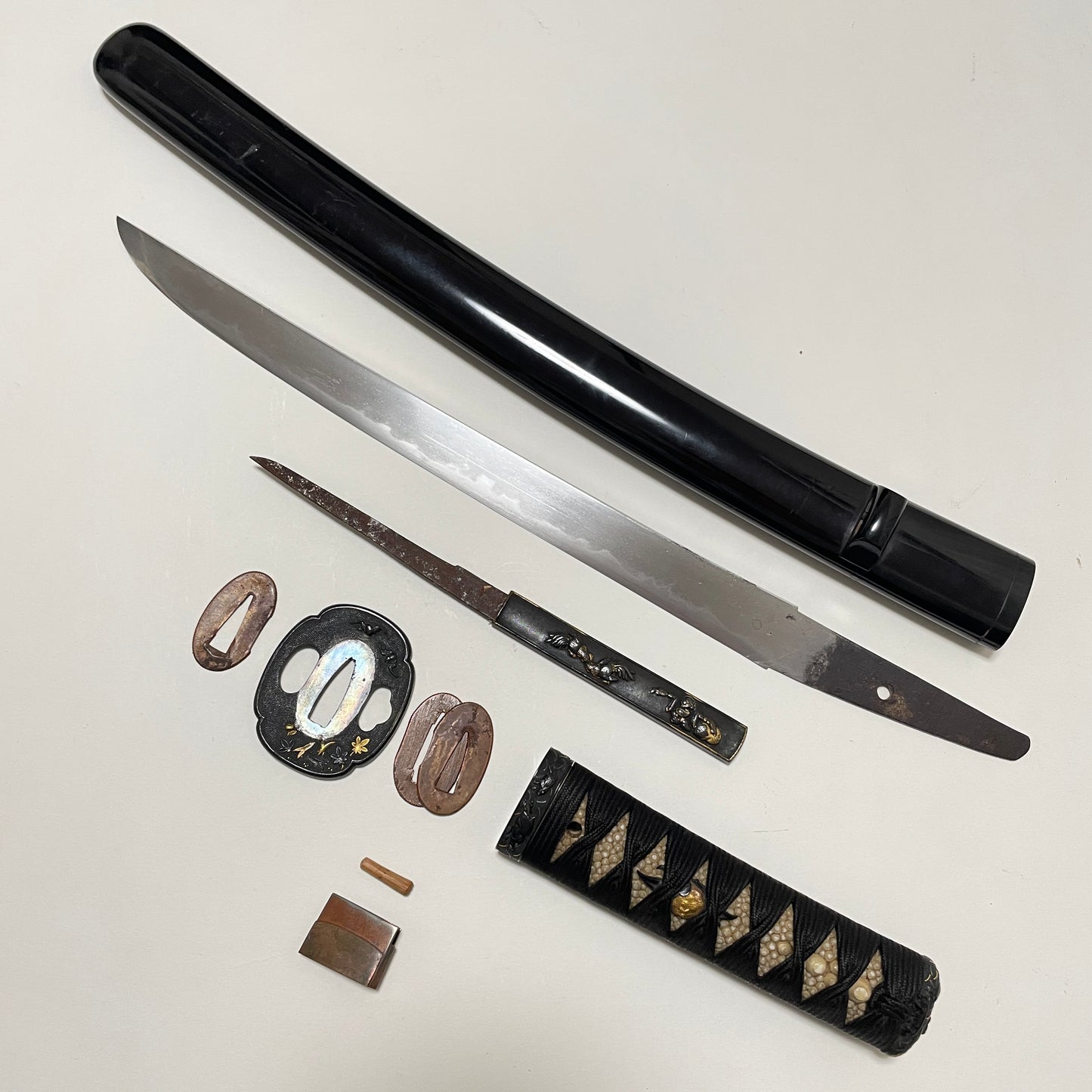 Bat Tsuba and Boar Fuchikashira TANTO, with Kozuka, Muromachi period mumei