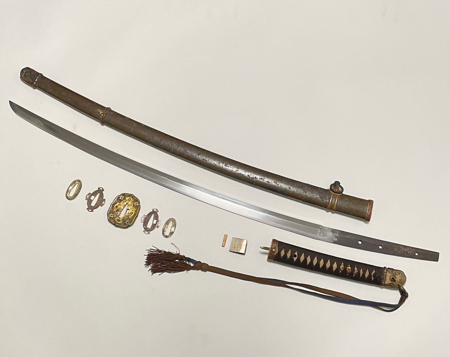 Type98 GUNTO 九八式軍刀, Kuniyasu 国泰 signed, Family crest included, with Tassel