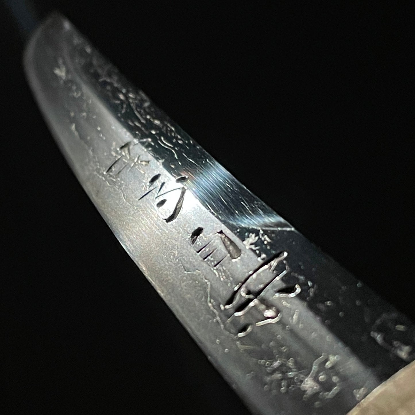 Unokubi-zukuri 鵜首造 TANTO, HORIMONO 刀身彫刻, Yasusada 安貞 signed, Edo period