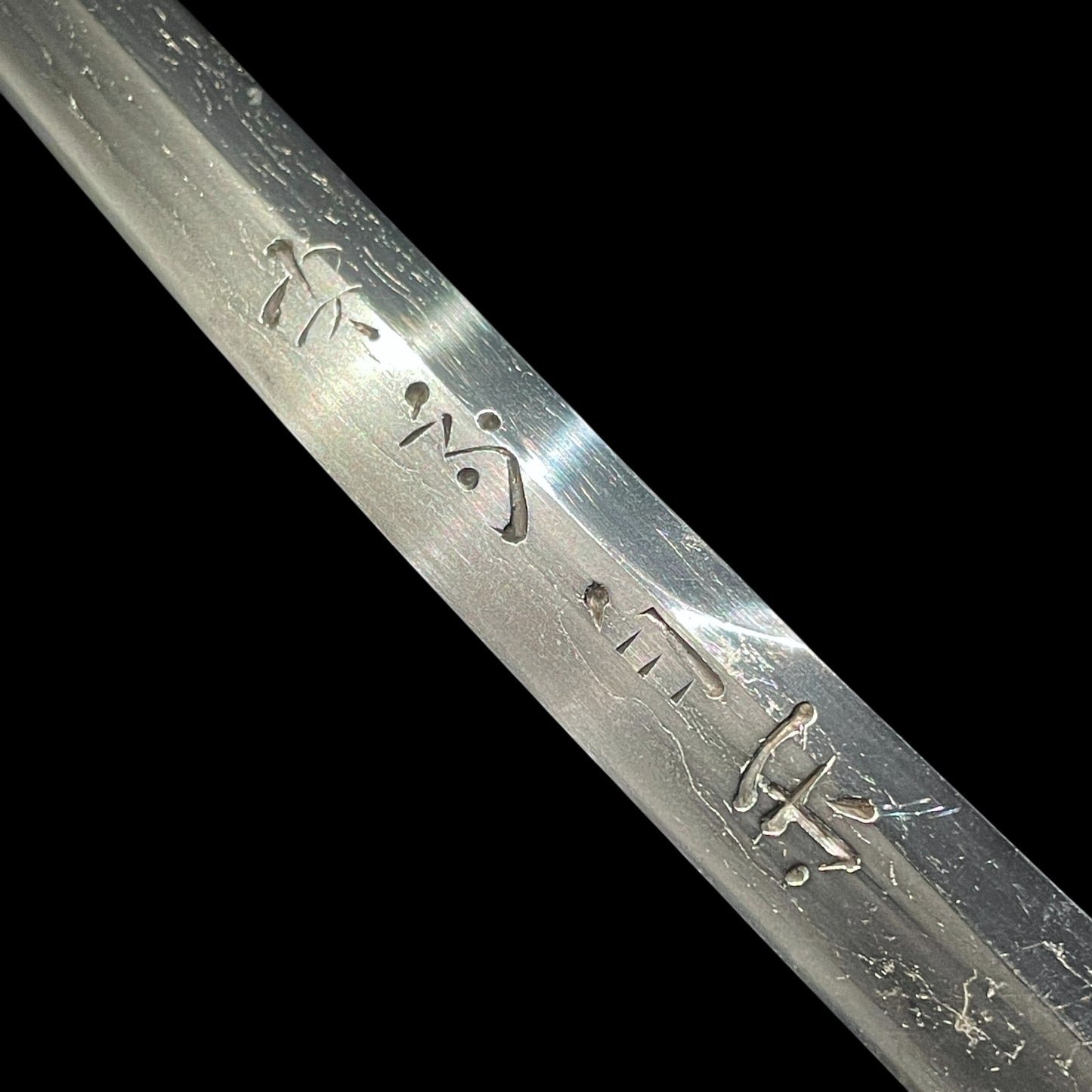 Unokubi-zukuri 鵜首造 TANTO, HORIMONO 刀身彫刻, Yasusada 安貞 signed, Edo period