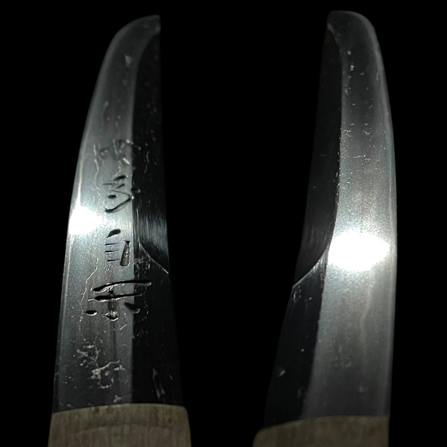 Unokubi-zukuri 鵜首造 TANTO, HORIMONO 刀身彫刻, Yasusada 安貞 signed, Edo period