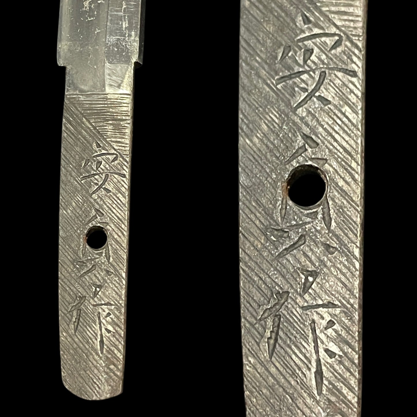 Unokubi-zukuri 鵜首造 TANTO, HORIMONO 刀身彫刻, Yasusada 安貞 signed, Edo period